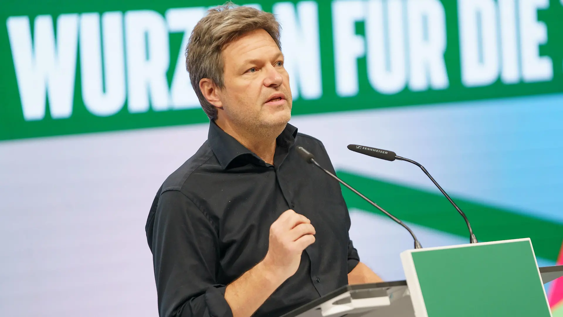  BÜNDNIS 90/DIE GRÜNEN Bund-Länder-Forum in Berlin zur Entscheidung über die Annahme des Koalitionsvertrags im Rahmen einer geplanten Ampelkoalition bestehend aus SPD, FDP und Grüne Robert Habeck während seiner Rede BÜNDNIS 90/DIE GRÜNEN Bund-Länder-Forum in Berlin zur Entscheidung über die Annahme des Koalitionsvertrags im Rahmen einer geplanten Ampelkoalition bestehend aus SPD, FDP und Grüne Robert Habeck während seiner Rede , Berlin Berlin Deutschland WECC, Westhafenstraße 1 *** BÜNDNIS 90 DIE GRÜNEN Bund Länder Forum in Berlin on the decision on the adoption of the coalition agreement in the context of a planned traffic light coalition consisting of SPD, FDP and Greens Robert Habeck during his speech B