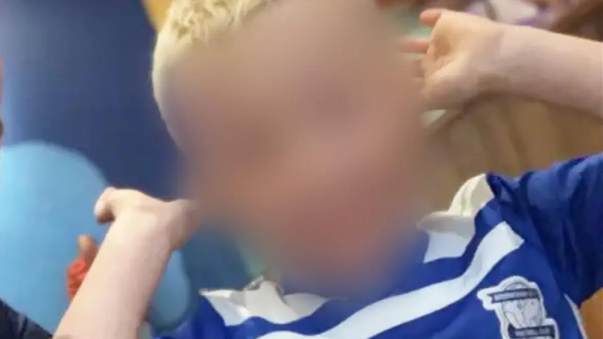Birmingham, Sechsjähriger wird über Monate von Vater und Stiefmutter misshandelt und getötet.