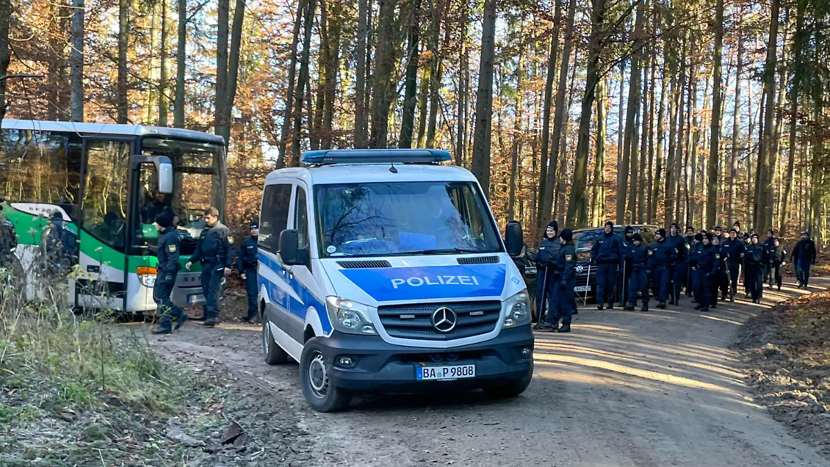 23.11.2021, Bayern, Kipfenberg: Polizisten und Einsatzfahrzeuge stehen in einem Waldstück. Ein Waldarbeiter hatte dort einen Knochen gefunden - Ermittler fanden nun heraus, dass er von der vermissten Engelbrecht stamme, sagte ein Sprecher des Polizeipräsidiums München am Dienstag. Foto: Friedrich/Vifogra/dpa +++ dpa-Bildfunk +++