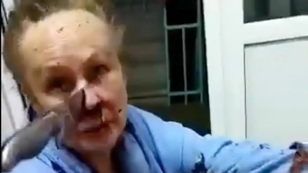 Frau mit Messer in Nase Russland