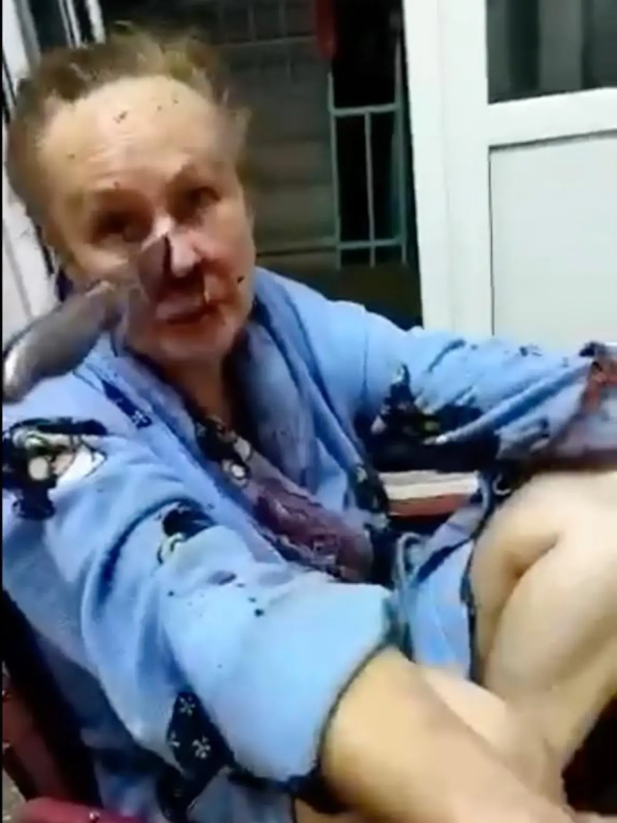 Frau mit Messer in Nase Russland