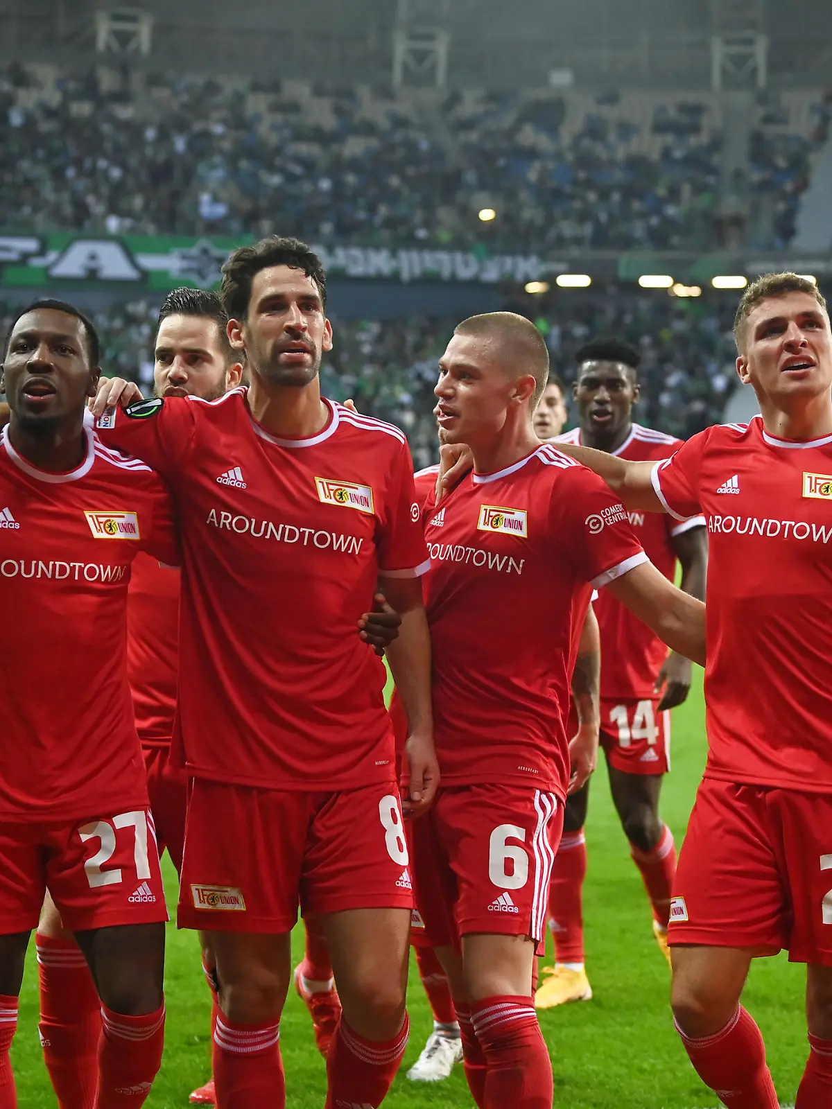 Fußball: UEFA Europa Conference League, Maccabi Haifa - 1. FC Union Berlin, Gruppenphase, Gruppe E, 5. Spieltag, im Sanny Ofer Stadium. Sheraldo Becker (l-r) von Union Berlin, Rani Khedira von Union Berlin, Torschütze Julian Ryerson von Union Berlin und Grischa Prömel von FC Union Berlin jubeln nach Tor zum 0:1.