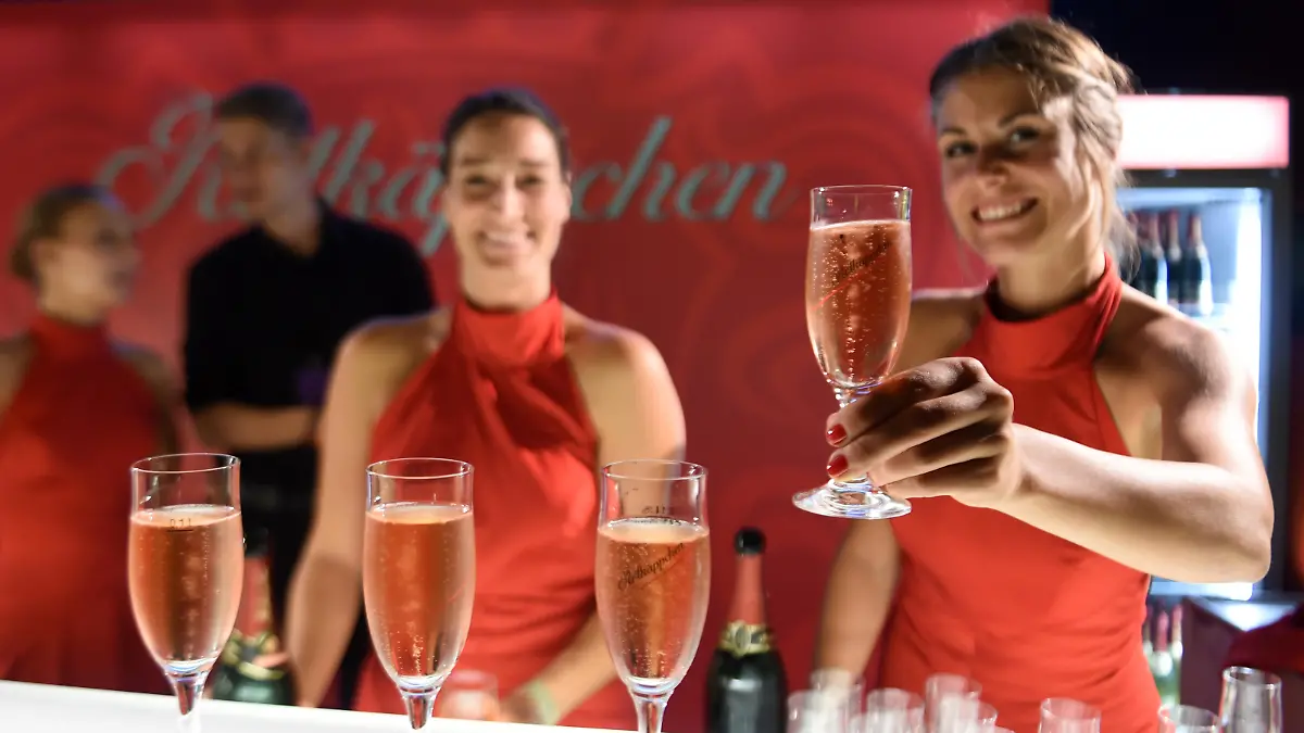 Sekt der Marke Rotkäppchen steht am 05.09.2015 in Berlin auf der Party nach der Verleihung des Medienpreises Goldene Henne im Velodrom. Foto: Jens Kalaene/dpa