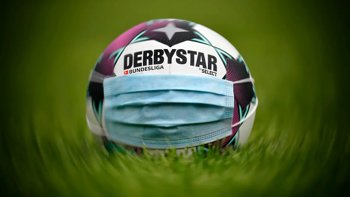  adidas Derbystar Brillant APS 20/21, Spielball der Bundesligasaison 2020/2021, Mundschutzmaske, Symbolbild Bundesliga in der Corona-Krise, Stuttgart, Baden-Württemberg, Deutschland Coronavirus *** adidas Derbystar Brillant APS 20 21, match ball of the Bundesliga season 2020 2021, face mask, symbol image Bundesliga in the corona crisis, Stuttgart, Baden Württemberg, Germany Coronavirus