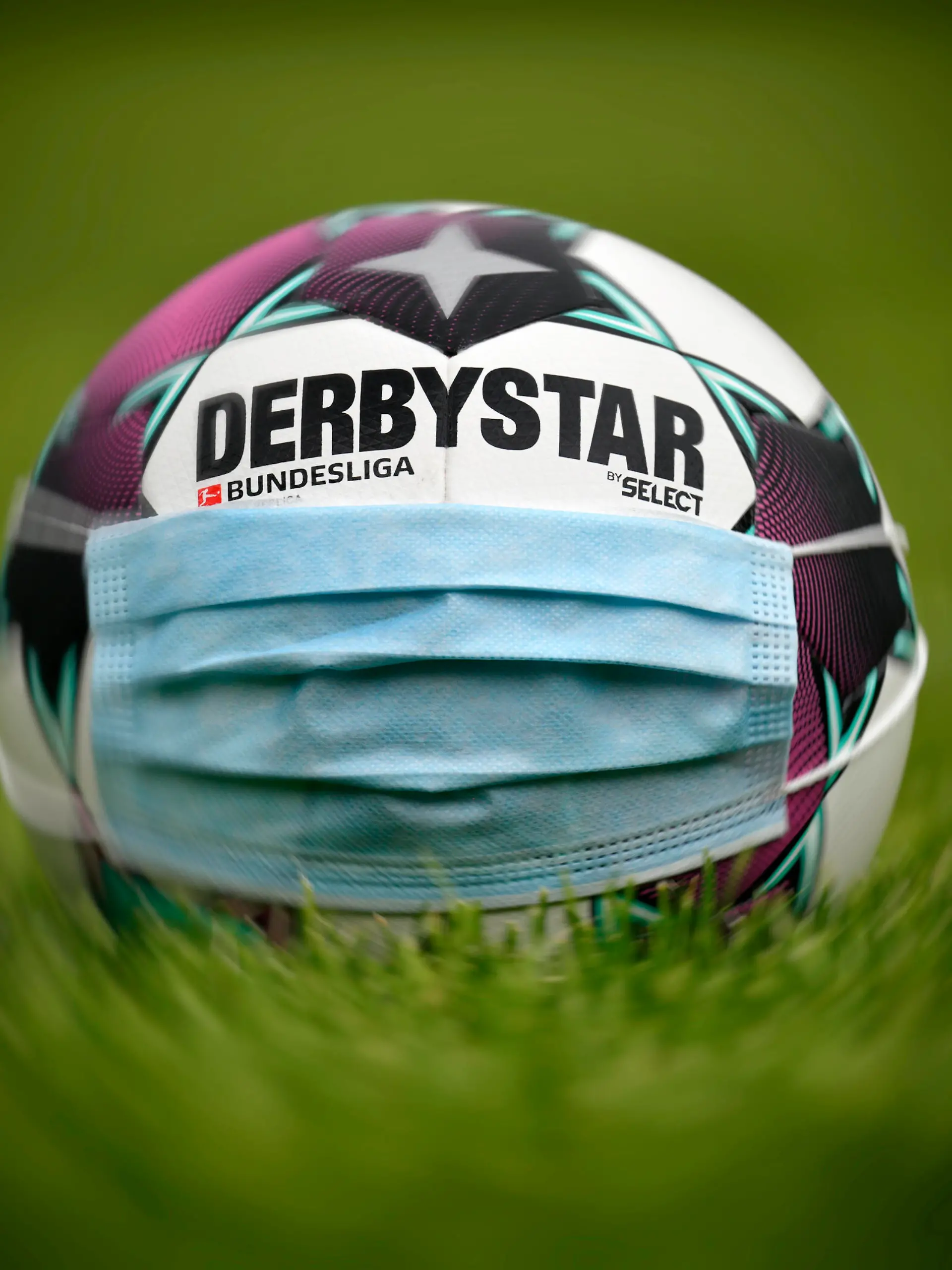  adidas Derbystar Brillant APS 20/21, Spielball der Bundesligasaison 2020/2021, Mundschutzmaske, Symbolbild Bundesliga in der Corona-Krise, Stuttgart, Baden-Württemberg, Deutschland Coronavirus *** adidas Derbystar Brillant APS 20 21, match ball of the Bundesliga season 2020 2021, face mask, symbol image Bundesliga in the corona crisis, Stuttgart, Baden Württemberg, Germany Coronavirus
