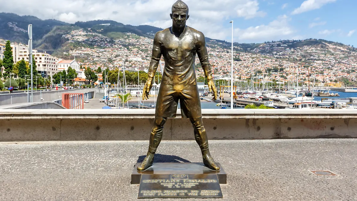 Cristiano Ronaldo statue in Funchal on Madeira island in Portugal, Cristiano Ronaldo statue in Funchal on Madeira island travel in Portugal, Cristiano Ronaldo statue in Funchal on Madeira island travel in Portugal, 29.12.2022, Copyright: xBoarding_Nowx Panthermedia33380537.jpg