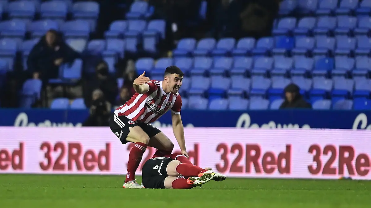 Sky Bet Championship Reading v Sheffield United John Fleck 4 of Sheffield United goes down during the game Reading Select Car Leasing Stadium Berkshire United Kingdom Copyright: xAshleyxCrowden/NewsxImagesx