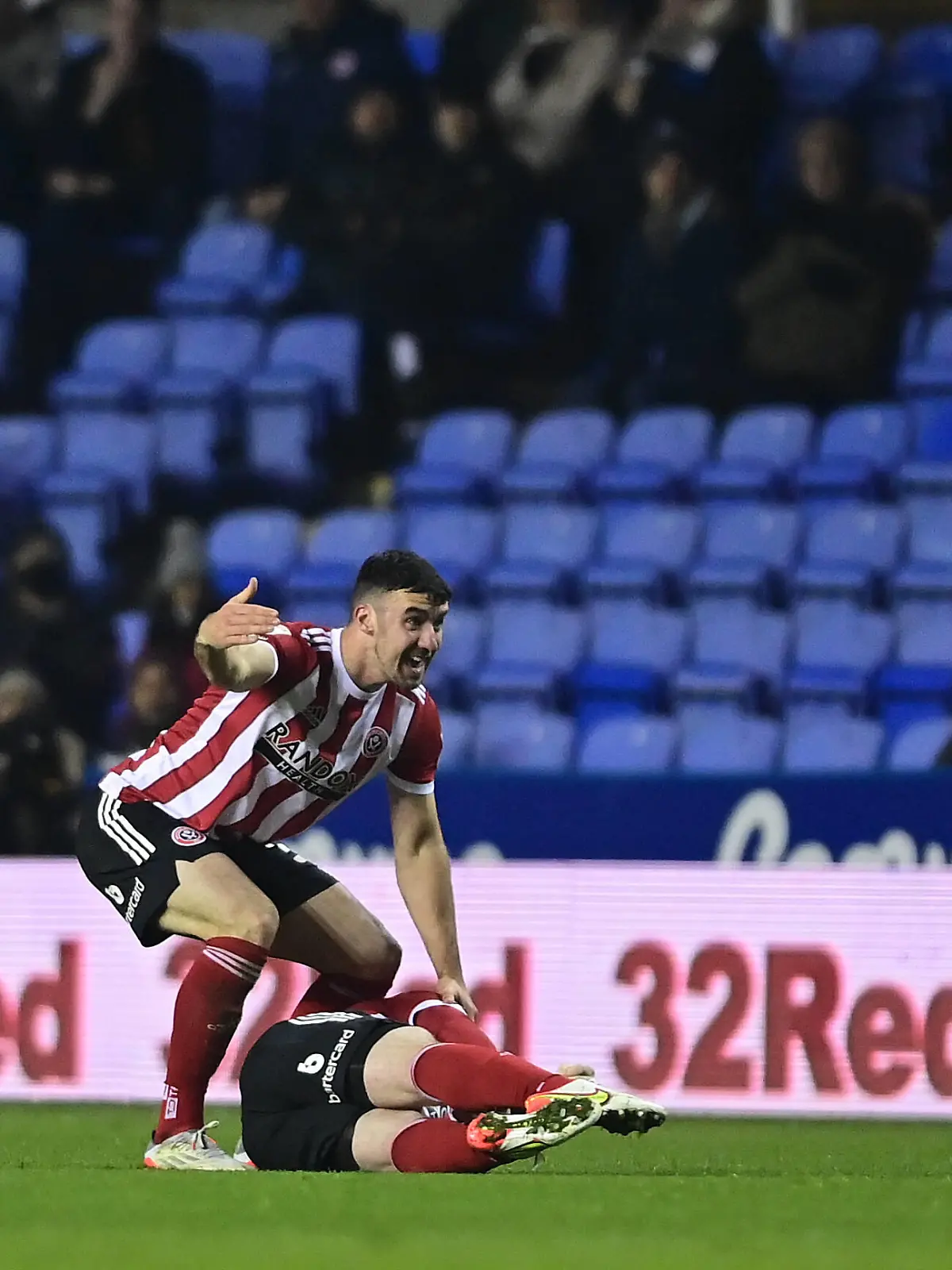 Sky Bet Championship Reading v Sheffield United John Fleck 4 of Sheffield United goes down during the game Reading Select Car Leasing Stadium Berkshire United Kingdom Copyright: xAshleyxCrowden/NewsxImagesx 