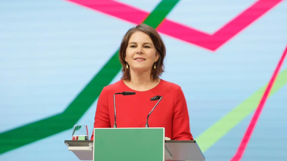  BÜNDNIS 90/DIE GRÜNEN Bund-Länder-Forum in Berlin zur Entscheidung über die Annahme des Koalitionsvertrags im Rahmen einer geplanten Ampelkoalition bestehend aus SPD, FDP und Grüne BÜNDNIS 90/DIE GRÜNEN Bund-Länder-Forum in Berlin zur Entscheidung über die Annahme des Koalitionsvertrags im Rahmen einer geplanten Ampelkoalition bestehend aus SPD, FDP und Grüne - Annalena Baerbock während ihrer Rede, Berlin Berlin Deutschland WECC, Westhafenstraße 1 *** BÜNDNIS 90 DIE GRÜNEN Federal States Forum in Berlin on the decision on the adoption of the coalition agreement within the framework of a planned traffic light coalition consisting of SPD, FDP and Greens BÜNDNIS 90 DIE GRÜNEN Federal States Forum in Berlin on the decisi