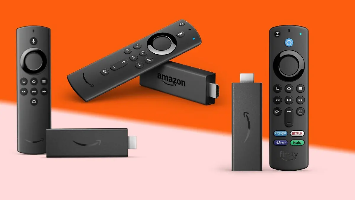 Verschiedene Varianten des Fire TV Sticks stehen vor einem bunten Hintergrund.