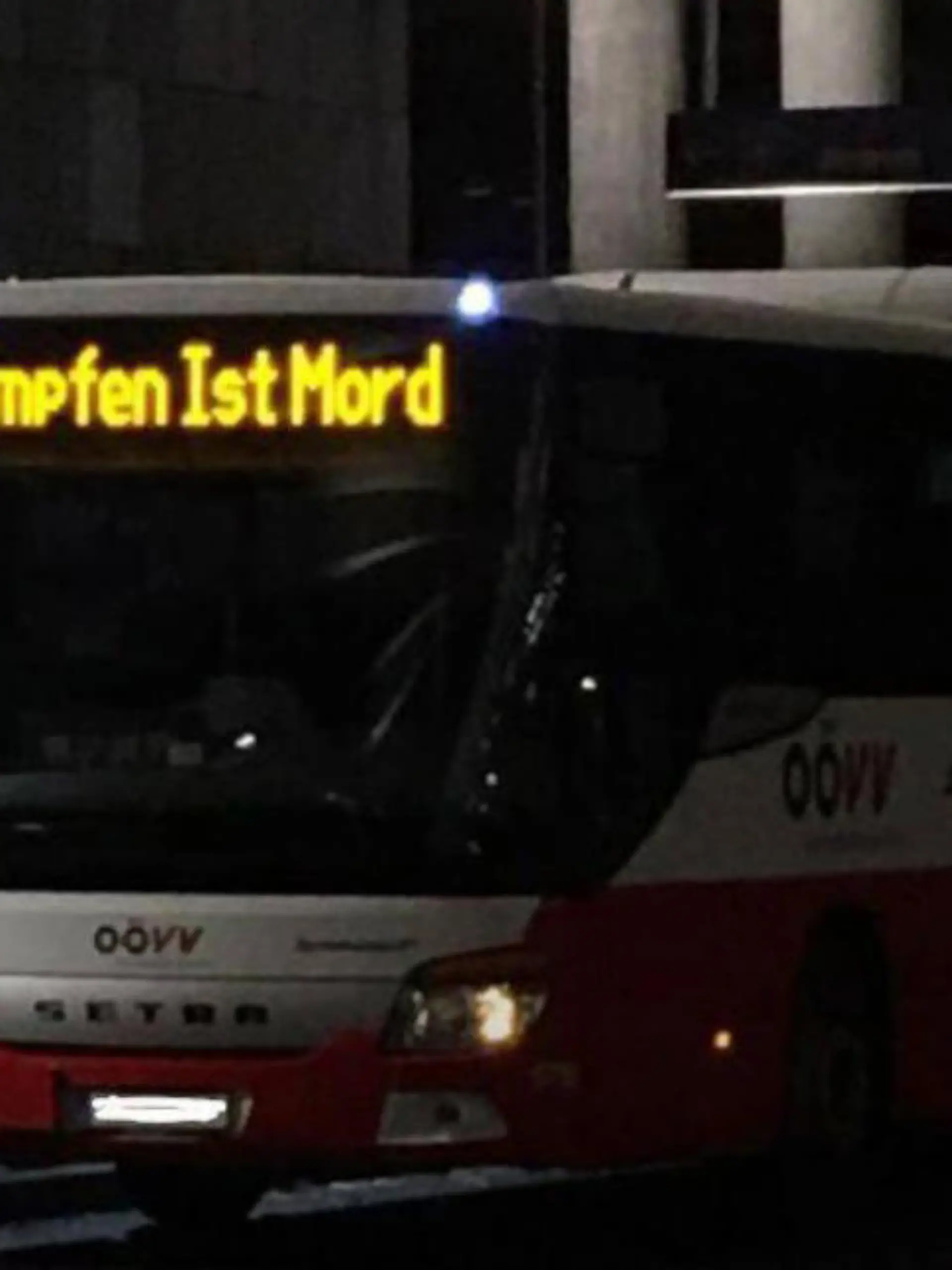 Busfahrer provoziert mit Anzeigetafel in Linz.