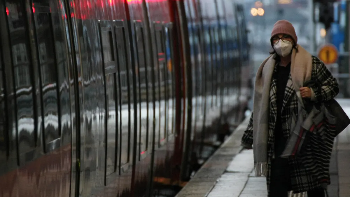  Deutsch Bahn , Railway , Trains , Passengers with Safety Mask FFP2 in the Nurnberg Hauptbahnof during the Hard Lockdown of the Covid 19 Coronavirus Pandemie in Nurnberg Nuremberg , Bayern , Deutschland . February 02 , 2021.