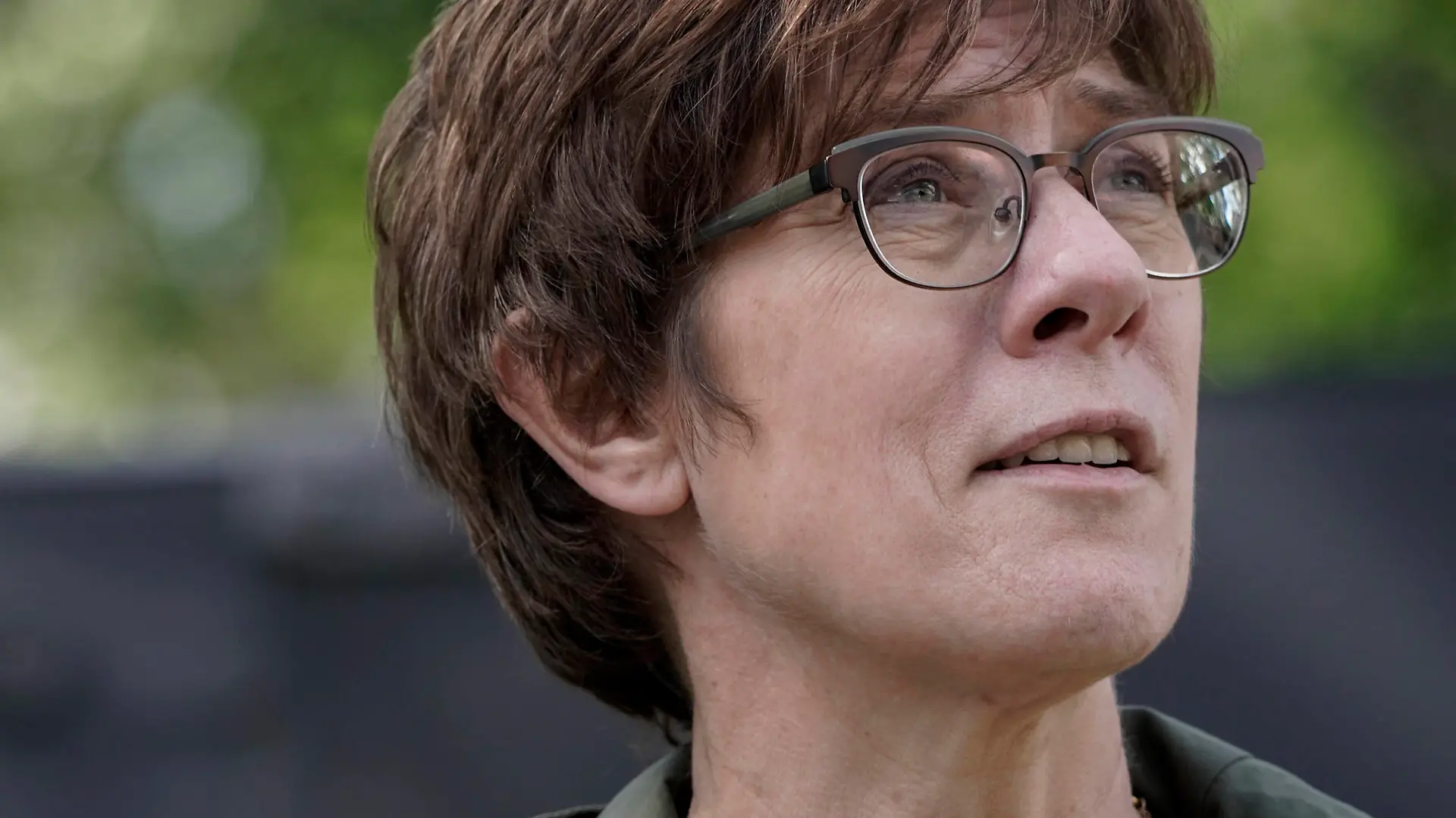 Bundesverteidigungsministerin besucht die Panzerbrigade 21 in Augustdorf Aktuell, 11.08.2021, Augustdorf, Bundesministerin der Verteidigung Annegret Kramp-Karrenbauer im Portrait beim Pressestatement im Anschluss an die Vorfuehrung Panzerbrigade 21 Lipperland bei ihrem Besuch in der Kaserne in Augustdorf in der dynamischen Vorfuehrung der Panzertruppe der Deutschen Bundeswehr Augustdorf Nordrhein-Westfalen Deutschland *** Federal Minister of Defense visits the tank brigade 21 in Augustdorf Current, 11 08 2021, Augustdorf, Federal Minister of Defense Annegret Kramp Karrenbauer in the portrait at the press statement following the demonstration tank brigade 21 Lipperland during her visit to the barracks in Augustdorf in the dynamic demonstr