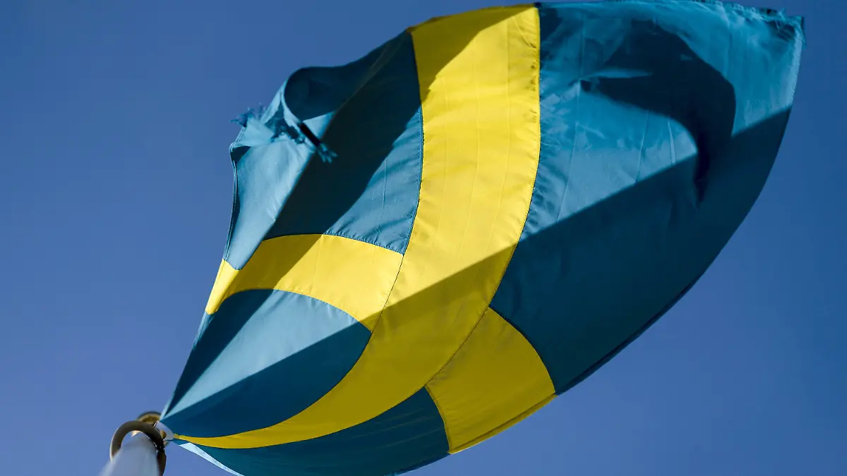 ARCHIV - 09.04.2017, Schweden, Jönköping: Die schwedische Flagge weht vor blauem Himmel im Wind. In Schweden ist die Wirtschaftskraft wegen der Corona-Krise zwar drastisch gesunken, der konjunkturelle Rückschlag war in den Monaten April bis Juni 2020 aber weniger schlimm als in anderen europäischen Staaten. Foto: Jonas Ljungdahl/Bildbyran via ZUMA Wire/dpa +++ dpa-Bildfunk +++