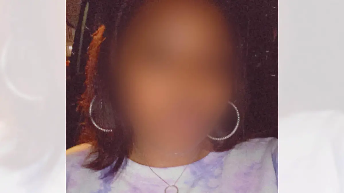 Frau mit verpixeltem Gesicht