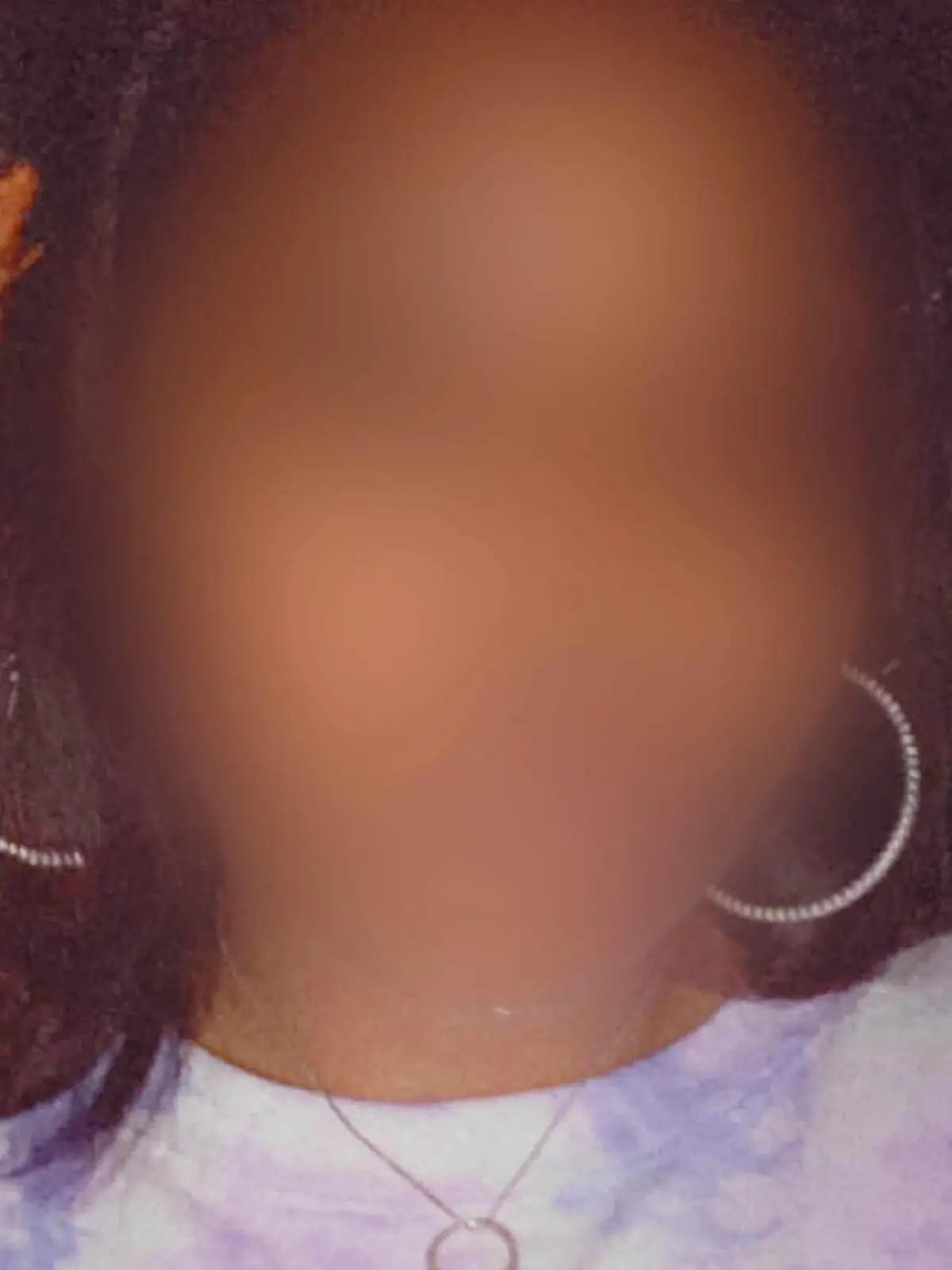 Frau mit verpixeltem Gesicht