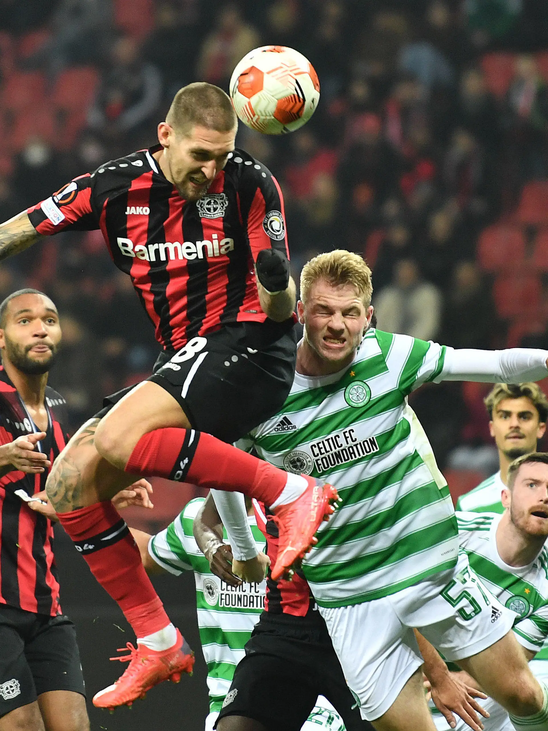 25.11.2021, Nordrhein-Westfalen, Leverkusen: Fußball: Europa League, Bayer Leverkusen - Celtic Glasgow, Gruppenphase, Gruppe G, 5. Spieltag, BayArena. Leverkusens Robert Andrich (M) köpft das Tor zum 1:0. Foto: Marius Becker/dpa +++ dpa-Bildfunk +++