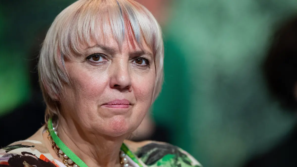 ARCHIV - 15.11.2019, Nordrhein-Westfalen, Bielefeld: Claudia Roth (Bündnis 90/Die Grünen), Bundestagsvizepräsidentin, sitzt bei einem Bundesparteitag der Grünen auf dem Podium. (Zu dpa "Claudia Roth: Warte noch auf Ergebnisse von bayerischem Corona-Test") Foto: Guido Kirchner/dpa +++ dpa-Bildfunk +++