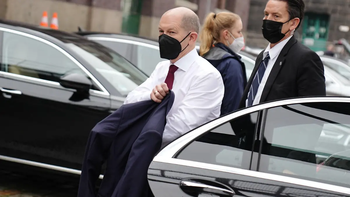 dpatopbilder - 24.11.2021, Berlin: Olaf Scholz (l), SPD-Kanzlerkandidat und Bundesminister der Finanzen, kommt zur Vorstellung des Koalitionsvertrags im Westhafen an. Hier stellen die Vertreter der Ampelparteien den Koalitionsvertrag zur Bildung einer neuen Bundesregierung vor. Foto: Kay Nietfeld/dpa +++ dpa-Bildfunk +++