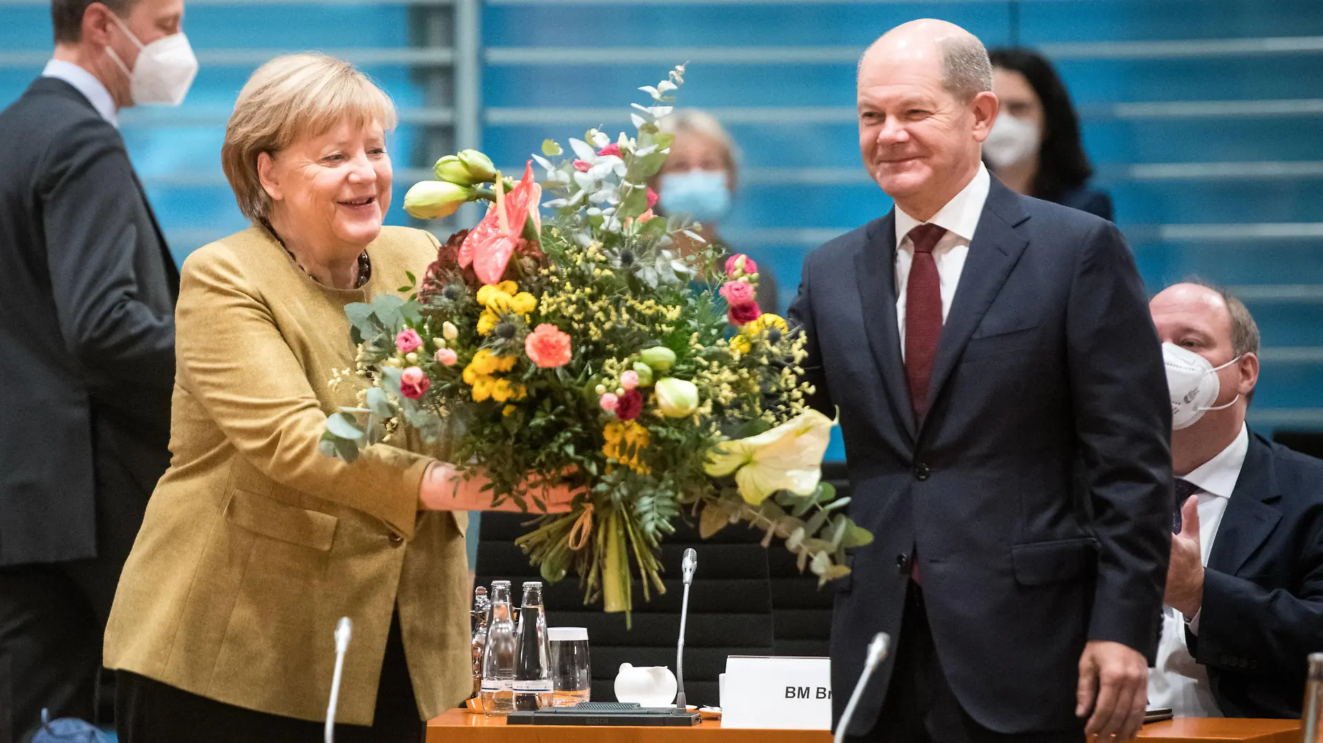 Bundeskanzlerin Angela Merkel CDU mit einem Blumenstrauss ueberreicht von Finanzminister und Vizekanzler Olaf Scholz SPD am 24. November 2021 bei ihrer voraussichtlich letzten Kabinettsitzung im Amt der Bundeskanzlerin der Bundesregierung im Kanzleramt in Berlin. Kabinettsitzung der Bundesregierung *** Chancellor Angela Merkel CDU with a bouquet of flowers presented by Finance Minister and Vice-Chancellor Olaf Scholz SPD on 24 November 2021 at what is expected to be her last cabinet meeting in the office of Chancellor of the Federal Government at the Chancellors Office in Berlin Cabinet meeting of the Federal Government