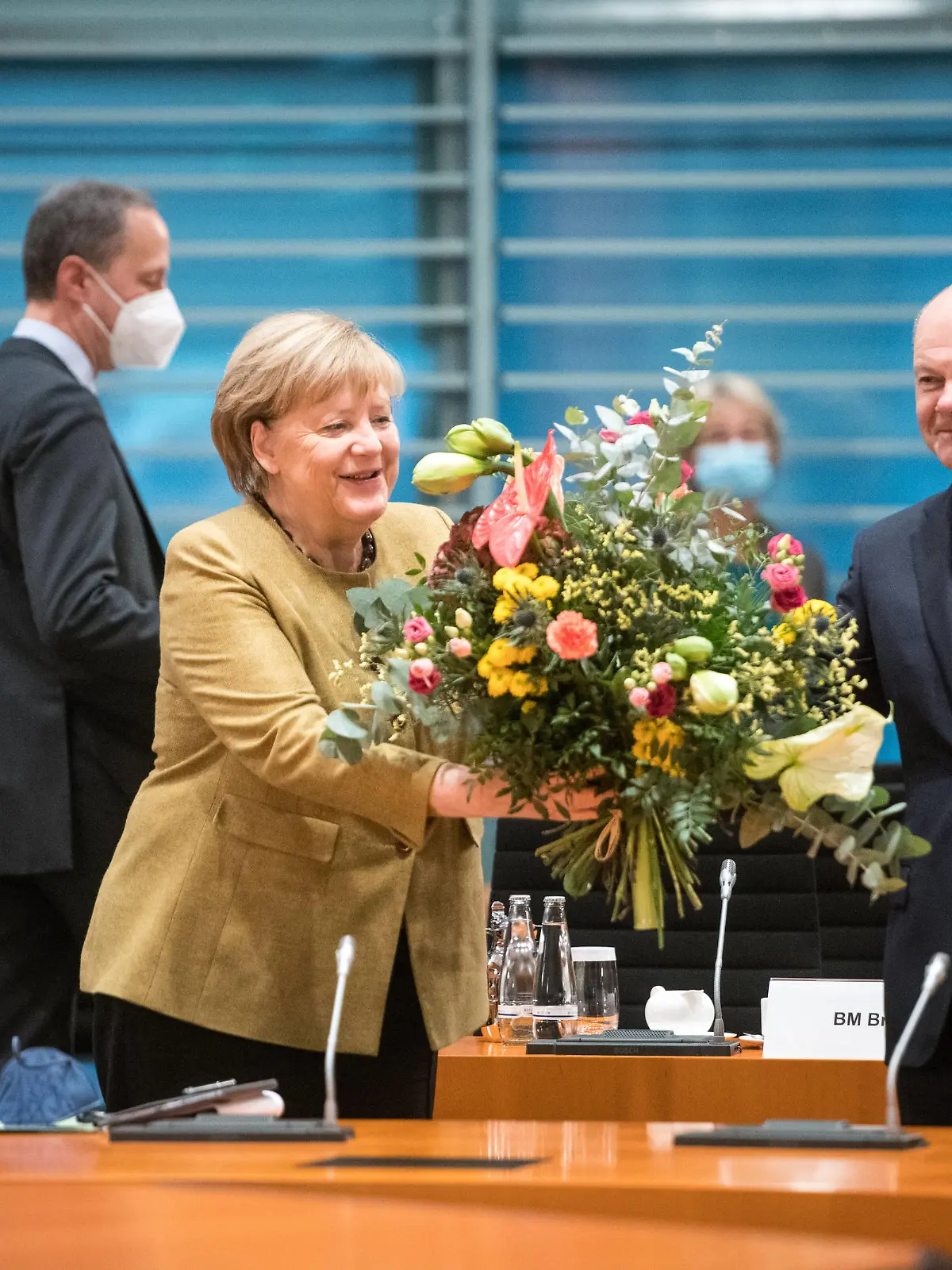  Bundeskanzlerin Angela Merkel CDU mit einem Blumenstrauss ueberreicht von Finanzminister und Vizekanzler Olaf Scholz SPD am 24. November 2021 bei ihrer voraussichtlich letzten Kabinettsitzung im Amt der Bundeskanzlerin der Bundesregierung im Kanzleramt in Berlin. Kabinettsitzung der Bundesregierung *** Chancellor Angela Merkel CDU with a bouquet of flowers presented by Finance Minister and Vice-Chancellor Olaf Scholz SPD on 24 November 2021 at what is expected to be her last cabinet meeting in the office of Chancellor of the Federal Government at the Chancellors Office in Berlin Cabinet meeting of the Federal Government