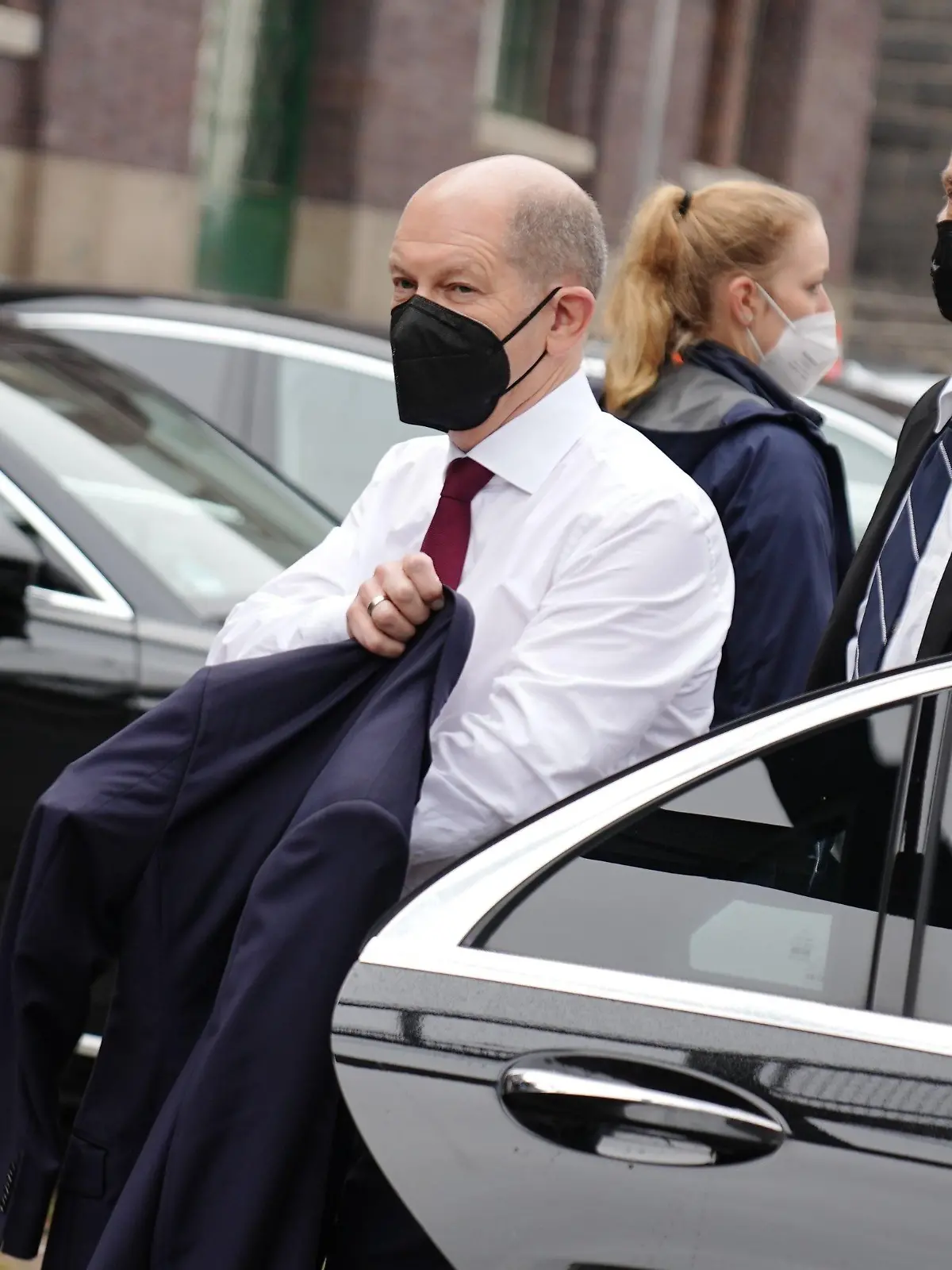 24.11.2021, Berlin: Olaf Scholz (l), SPD-Kanzlerkandidat und Bundesminister der Finanzen, kommt zur Vorstellung des Koalitionsvertrags im Westhafen an. Hier stellen die Vertreter der Ampelparteien den Koalitionsvertrag zur Bildung einer neuen Bundesregierung vor. Foto: Kay Nietfeld/dpa +++ dpa-Bildfunk +++