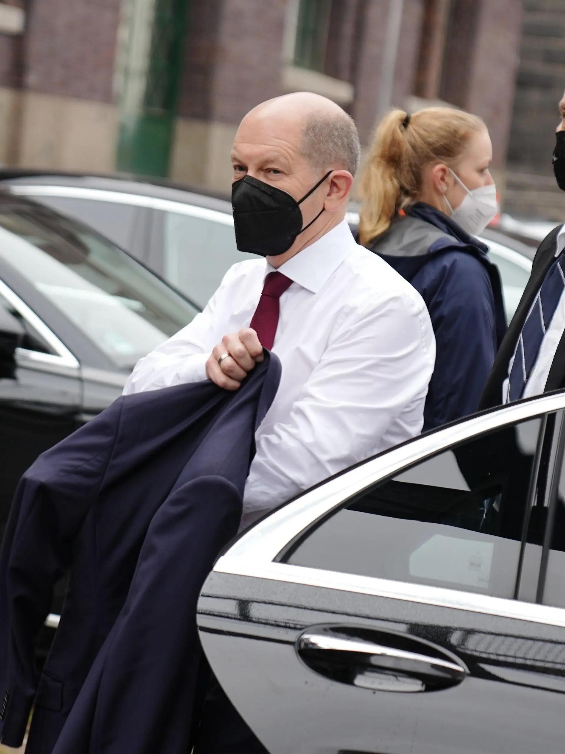 24.11.2021, Berlin: Olaf Scholz (l), SPD-Kanzlerkandidat und Bundesminister der Finanzen, kommt zur Vorstellung des Koalitionsvertrags im Westhafen an. Hier stellen die Vertreter der Ampelparteien den Koalitionsvertrag zur Bildung einer neuen Bundesregierung vor. Foto: Kay Nietfeld/dpa +++ dpa-Bildfunk +++