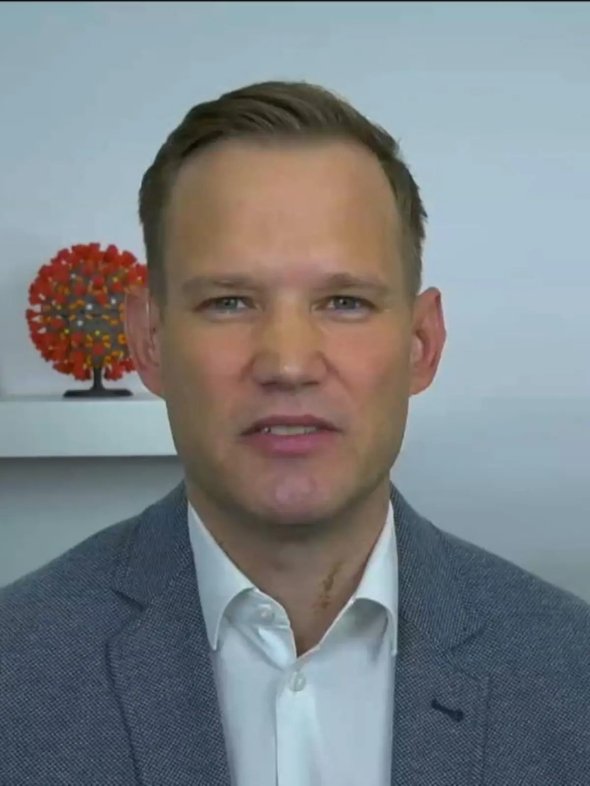 69 Prozent der Menschen in Deutschland sind laut einer aktuellen Umfrage für eine allgemeine Impfpflicht gegen das Coronavirus. Das Impfen allein reicht aber nicht aus, sagt Virologe Hendrik Streeck im Interview mit ntv. Es seien "viele kleinere Maßnahmen, die wir ergreifen müssen".