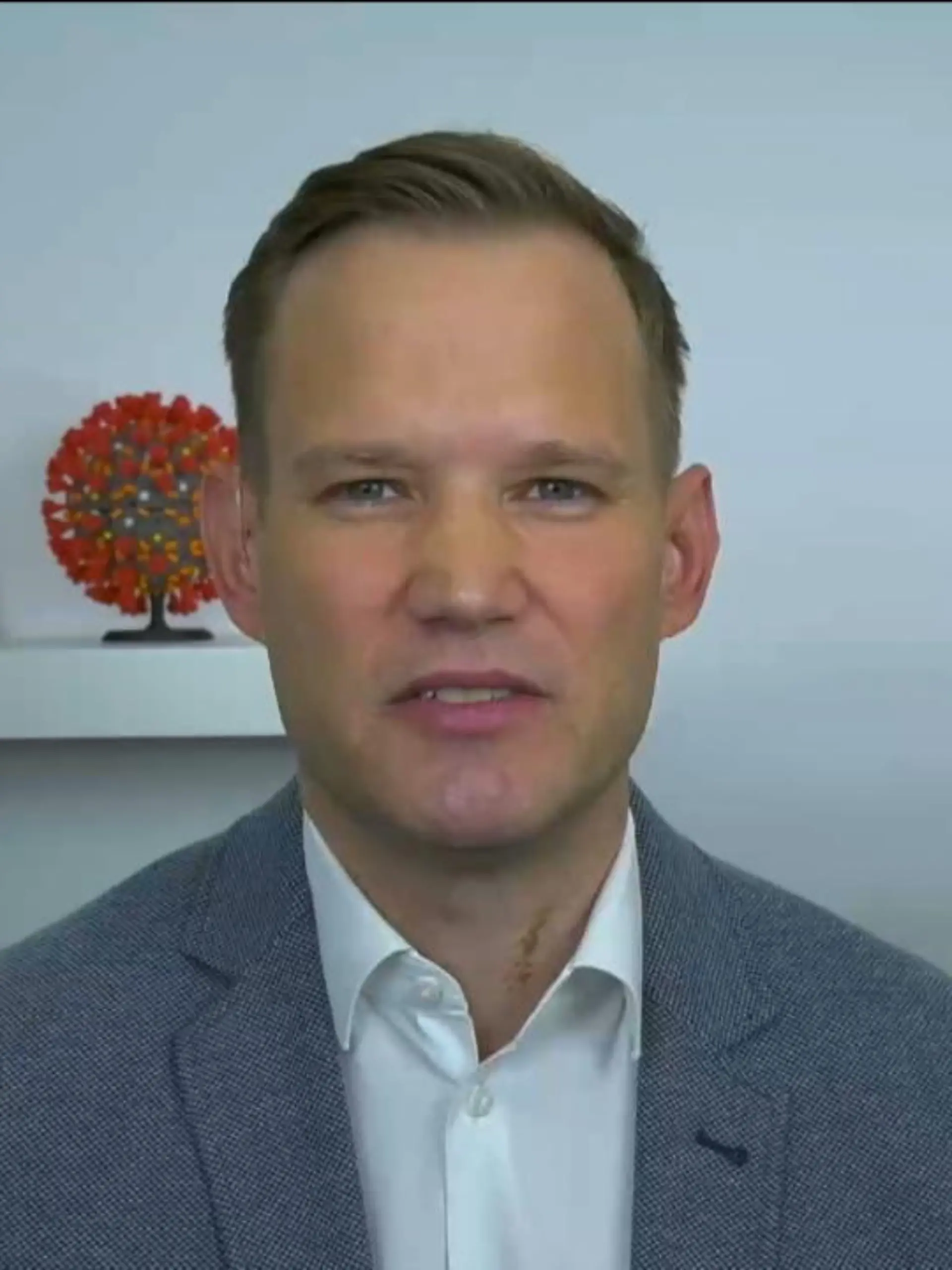 69 Prozent der Menschen in Deutschland sind laut einer aktuellen Umfrage für eine allgemeine Impfpflicht gegen das Coronavirus. Das Impfen allein reicht aber nicht aus, sagt Virologe Hendrik Streeck im Interview mit ntv. Es seien "viele kleinere Maßnahmen, die wir ergreifen müssen".