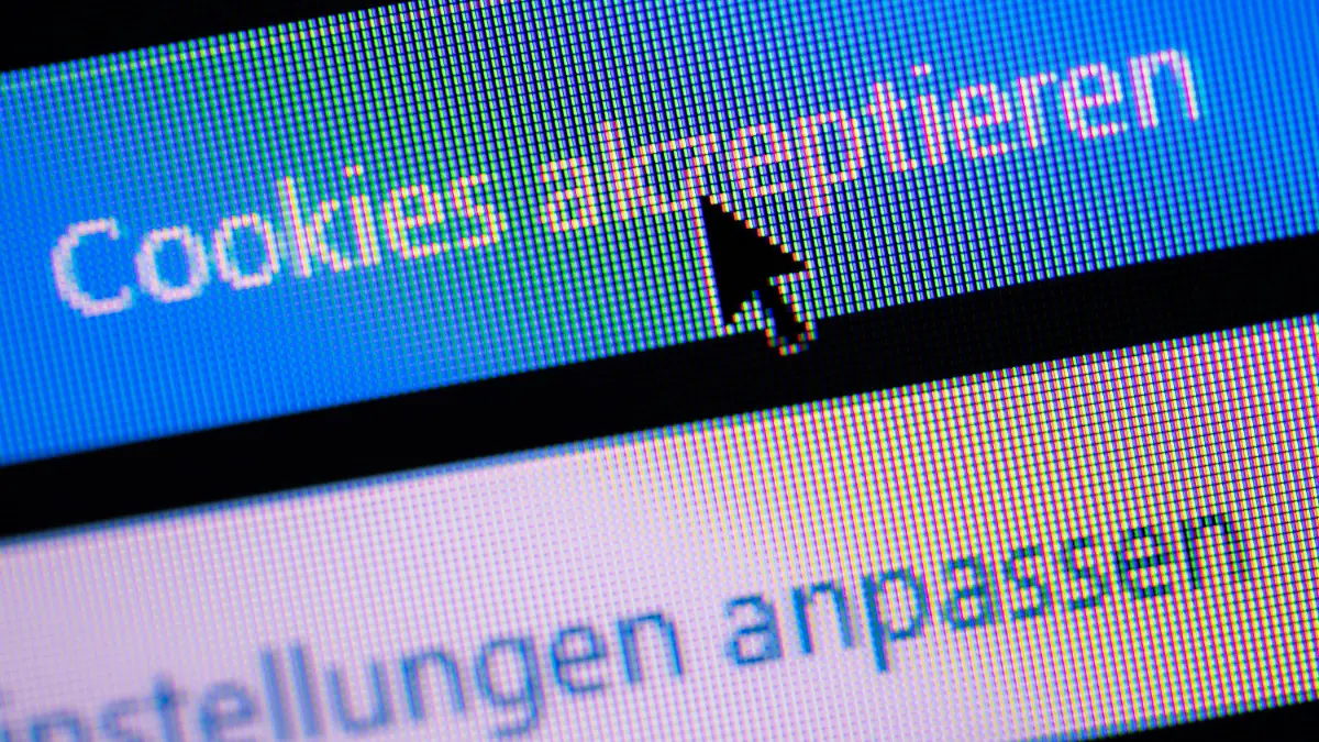 ARCHIV - 29.05.2021, Nordrhein-Westfalen, Bad Oeynhausen: Ein Mauszeiger klickt auf einen Button mit der Aufschrift "Cookies akzeptieren". Zeitschriftenverleger sprechen sich mit Blick auf ihre digitalen Geschäftsmodelle für Nachbesserungen beim Datenschutzrecht aus. Nutzerdatenvereinbarung hat auch mit dem Begriff der Cookies im Netz zu tun. Diese speichern beim Surfen im Internet Daten auf der Festplatte des Nutzers. Foto: Lino Mirgeler/dpa +++ dpa-Bildfunk +++