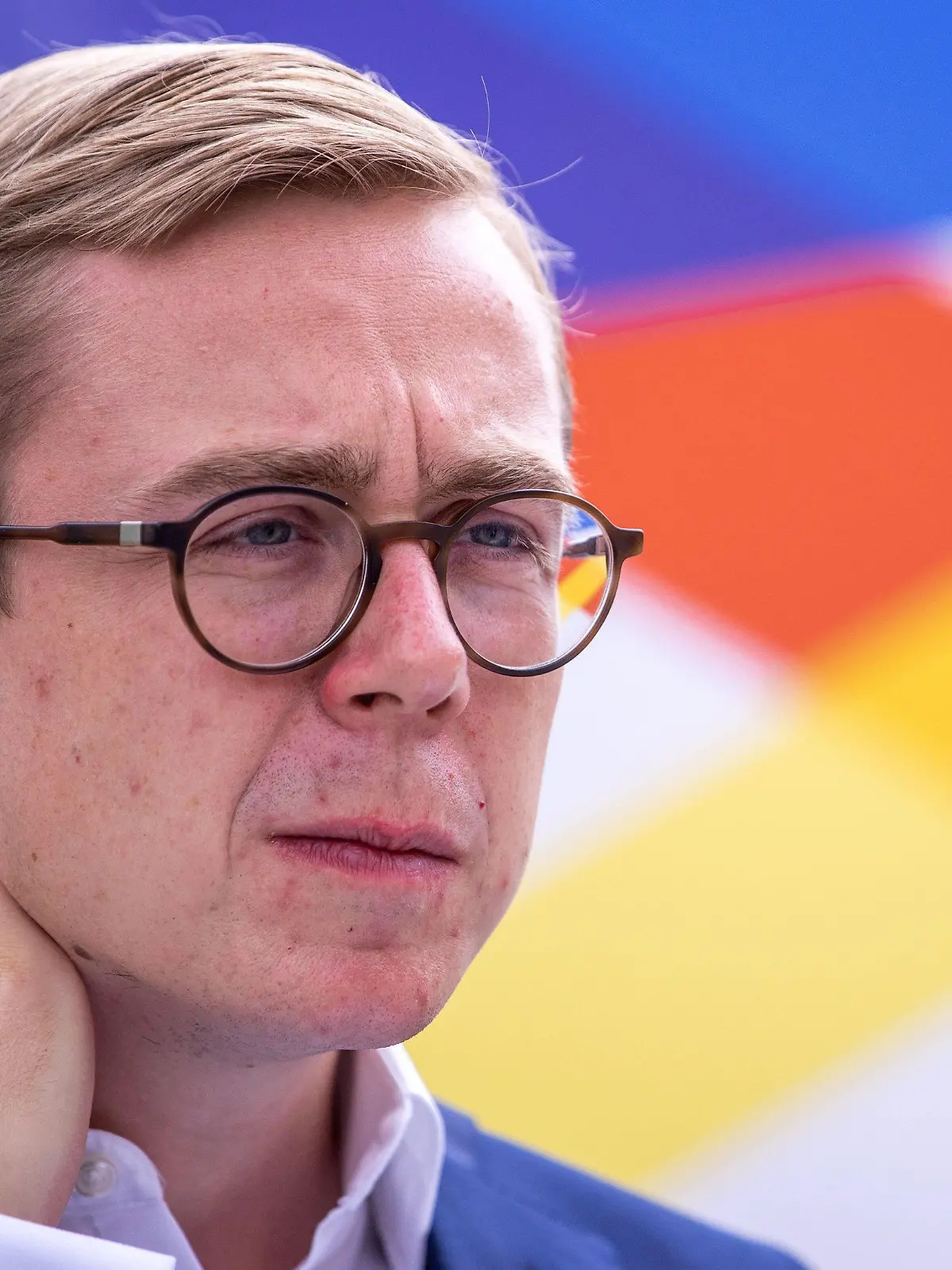 ARCHIV - 20.07.2021, Mecklenburg-Vorpommern, Wolgast: Philipp Amthor, CDU-Bundestagsabgeordneter, äußert sich am Rande einer CDU-Pressekonferenz. Wegen zu schnellen Fahrens muss der CDU-Bundestagsabgeordnete Philipp Amthor (29) seinen Führerschein für einen Monat abgeben und ein Bußgeld von 450 Euro zahlen. (zu dpa "Urteil rechtskräftig: CDU-Politiker Amthor muss Führerschein abgeben") Foto: Jens Büttner/dpa-Zentralbild/dpa +++ dpa-Bildfunk +++