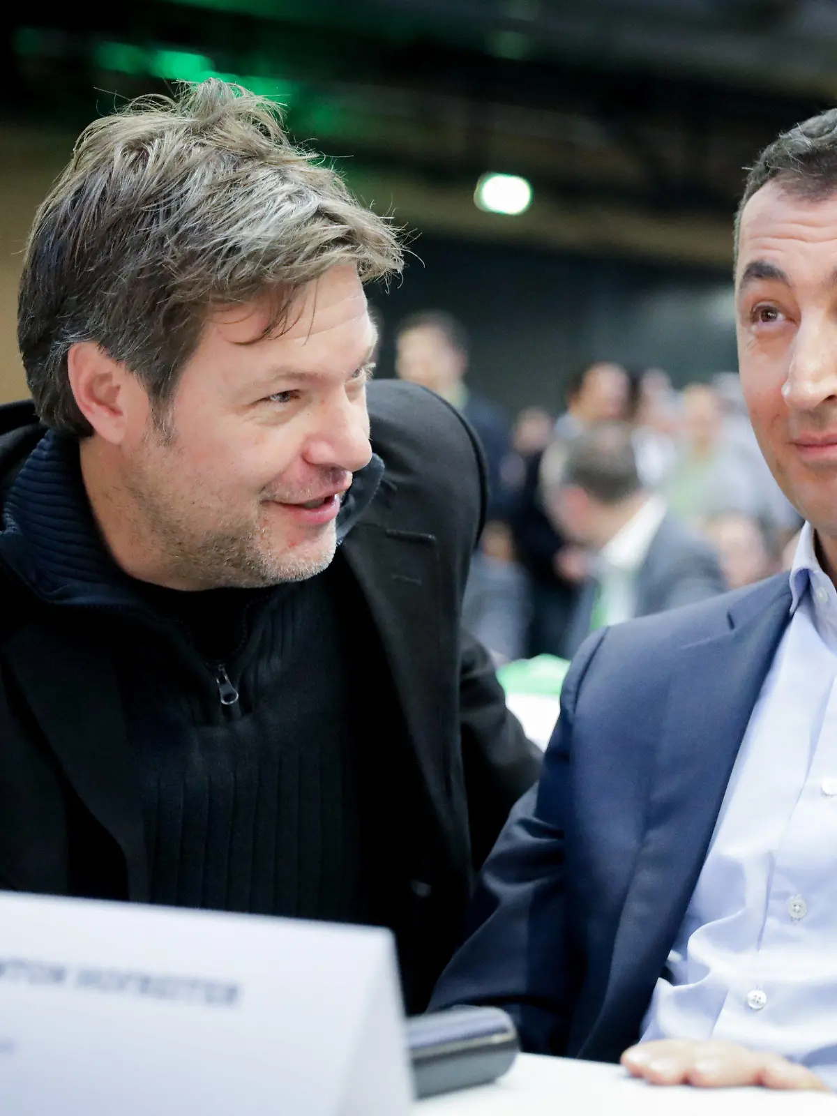 ARCHIV - 25.11.2017, Berlin: Schleswig-Holsteins damaliger Umweltminister Robert Habeck (l, Grüne) und der Vorsitzende von Bündnis 90/Die Grünen, Cem Özdemir unterhalten sich am 25.11.2017 in Berlin auf dem Parteitag von Bündnis 90/Die Grünen. Der frühere Grünen-Chef Cem Özdemir soll Agrarminister in einer künftigen Bundesregierung mit SPD und FDP werden. Grünen-Chef Robert Habeck soll Vizekanzler in einer künftigen Bundesregierung mit SPD und FDP werden. Außerdem wird er Klima- und Wirtschaftsminister. Foto: Kay Nietfeld/dpa +++ dpa-Bildfunk +++