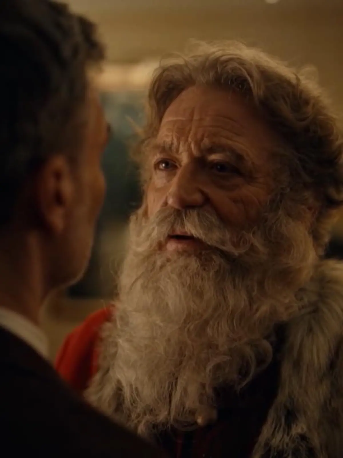 Die norwegische Post hat dieses Jahr einen Weihnachts-Kurzfilm veröffentlicht, in dem der Weihnachtsmann eine noch nie gesehene Seite von sich präsentiert. Santa Klaus ist in dem Filmchen nämlich homosexuell und hat sich in einen Mann verliebt, den er jährlich besucht.