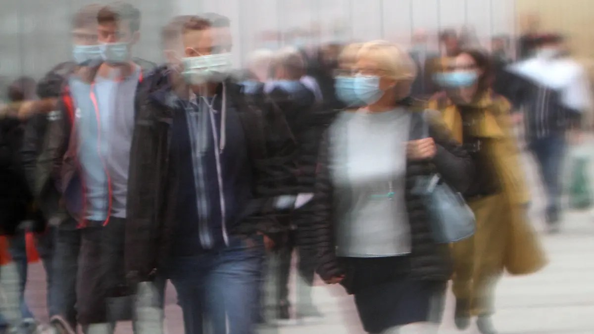  Passanten mit Mund und Nase Bedeckung spiegeln sich in einer Schaufensterscheibe in der Einkaufsstraße und Fußgängerzone Neuhauser Straße Kaufingerstraße in der Innenstadt von München, Bayern, Deutschland *** Passers-by with mouth and nose cover are reflected in a shop window pane in the shopping street and pedestrian zone Neuhauser Straße Kaufingerstraße in downtown Munich, Bavaria, Germany