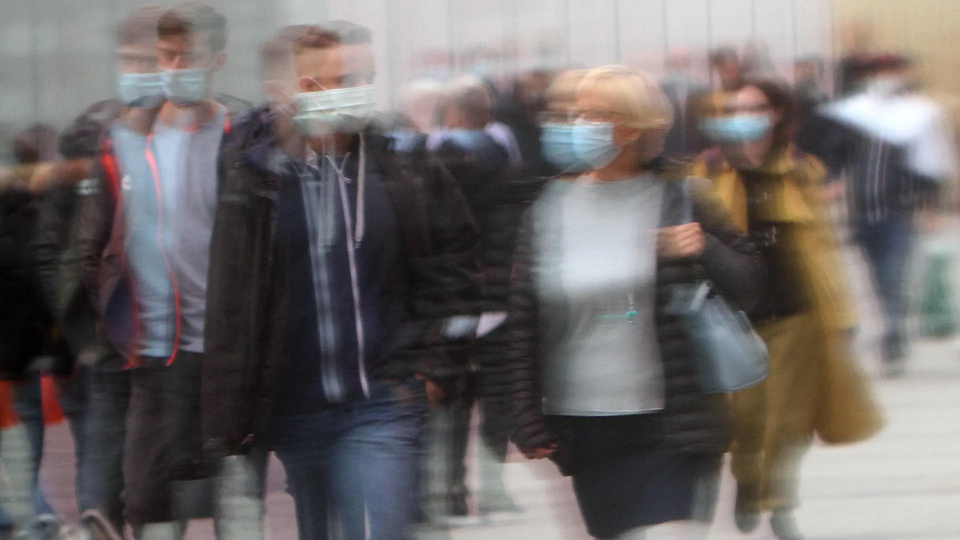 Passanten mit Mund und Nase Bedeckung spiegeln sich in einer Schaufensterscheibe in der Einkaufsstraße und Fußgängerzone Neuhauser Straße Kaufingerstraße in der Innenstadt von München, Bayern, Deutschland *** Passers-by with mouth and nose cover are reflected in a shop window pane in the shopping street and pedestrian zone Neuhauser Straße Kaufingerstraße in downtown Munich, Bavaria, Germany