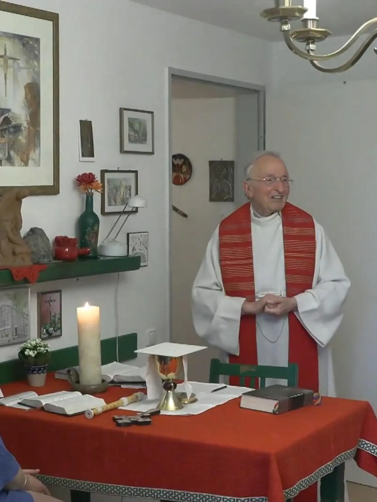 Bild zu: "Priester feiert Messe zuhause"