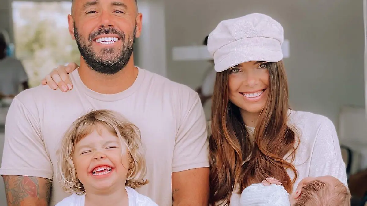 Hinten links steht Ehemann Dylan. Im Arm hält er die gemeinsame Tochter Gigi. Neben ihm steht Frau Elise. Auf ihrem Arm ist Baby Romeo.