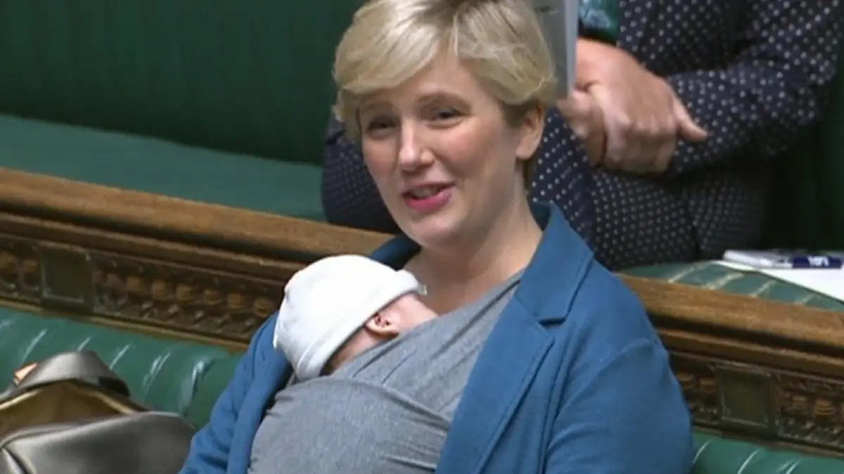 ARCHIV - 23.09.2021, Großbritannien, London: Stella Creasy, Labour-Abgeordnete aus Großbritannien, spricht im britischen Unterhaus mit ihrem neugeborenen Baby auf dem Arm. (zu dpa "Keine Babys im Parlament: Britische Abgeordnete bekommt mahnende Mail") Foto: House Of Commons/PA Wire/dpa - ACHTUNG: Nur zur redaktionellen Verwendung im Zusammenhang mit der aktuellen Berichterstattung und nur mit vollständiger Nennung des vorstehenden Credits +++ dpa-Bildfunk +++