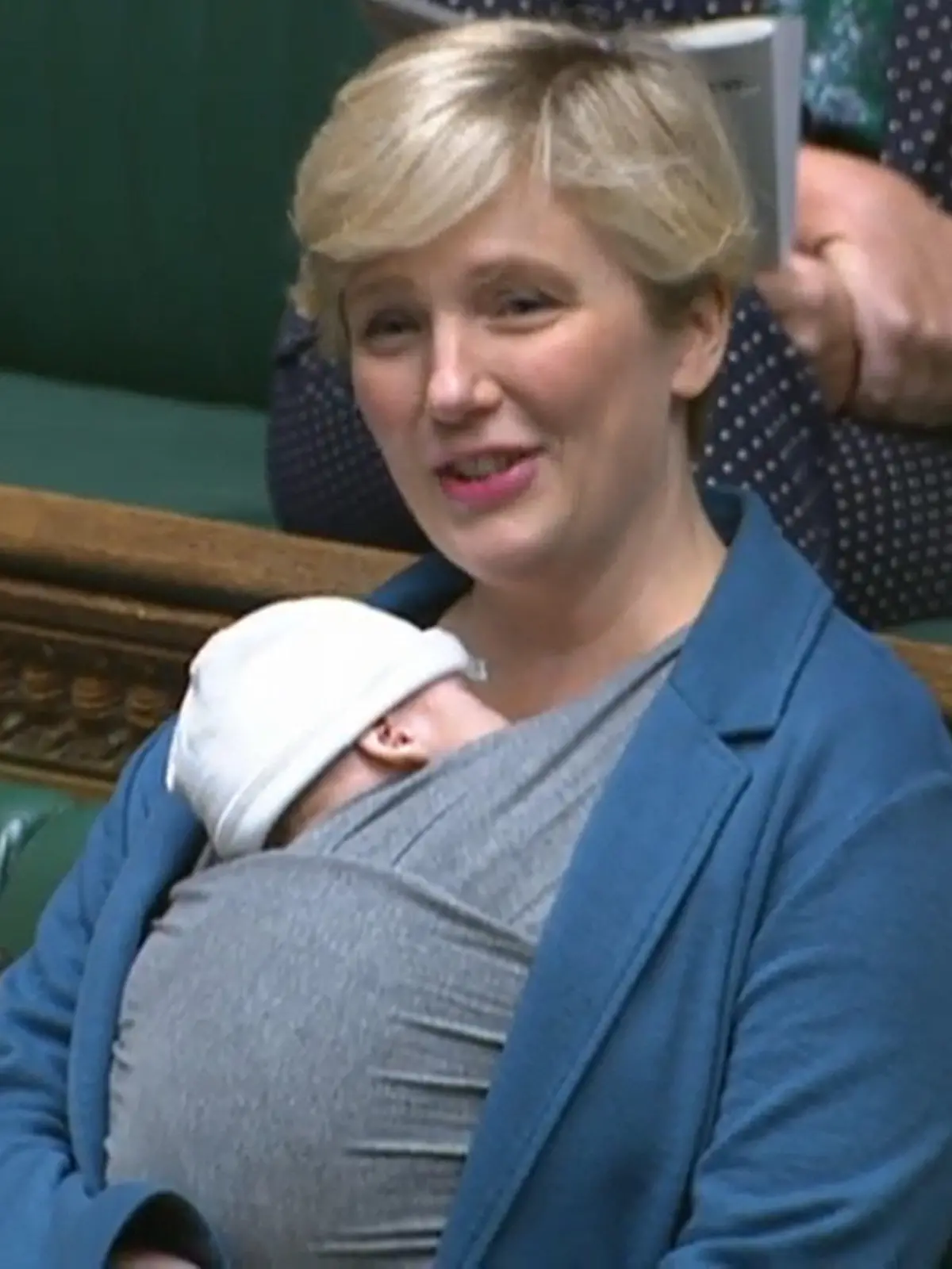 ARCHIV - 23.09.2021, Großbritannien, London: Stella Creasy, Labour-Abgeordnete aus Großbritannien, spricht im britischen Unterhaus mit ihrem neugeborenen Baby auf dem Arm. (zu dpa "Keine Babys im Parlament: Britische Abgeordnete bekommt mahnende Mail") Foto: House Of Commons/PA Wire/dpa - ACHTUNG: Nur zur redaktionellen Verwendung im Zusammenhang mit der aktuellen Berichterstattung und nur mit vollständiger Nennung des vorstehenden Credits +++ dpa-Bildfunk +++