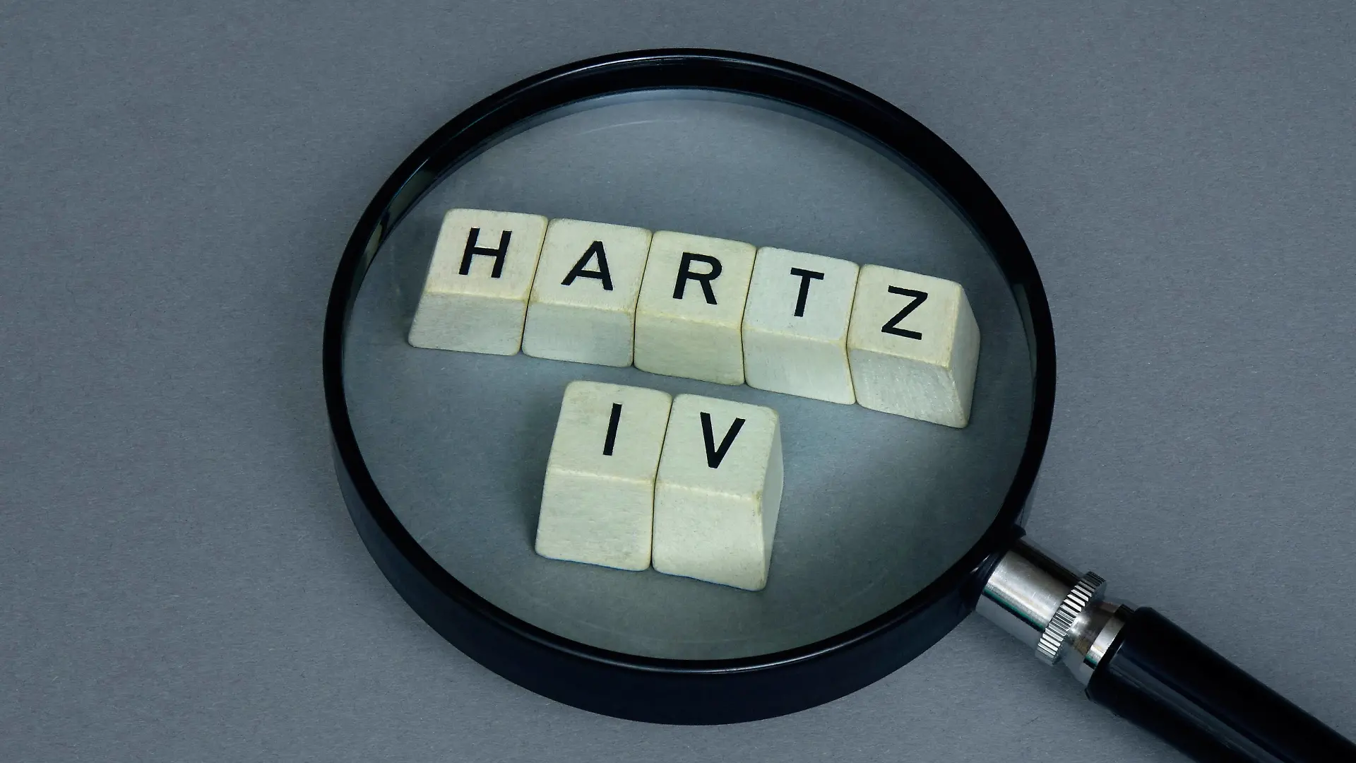 Lupe und Hartz IV Lupe und Hartz IV, 07.05.2019, Borkwalde, Brandenburg, Eine Lupe liegt auf Buchstabenwürfeln mit dem Wort Hartz IV. *** Lupe and Hartz IV Lupe and Hartz IV 07 05 2019 Borkwalde Brandenburg A magnifying glass lies on cubes of letters with the word Hartz IV