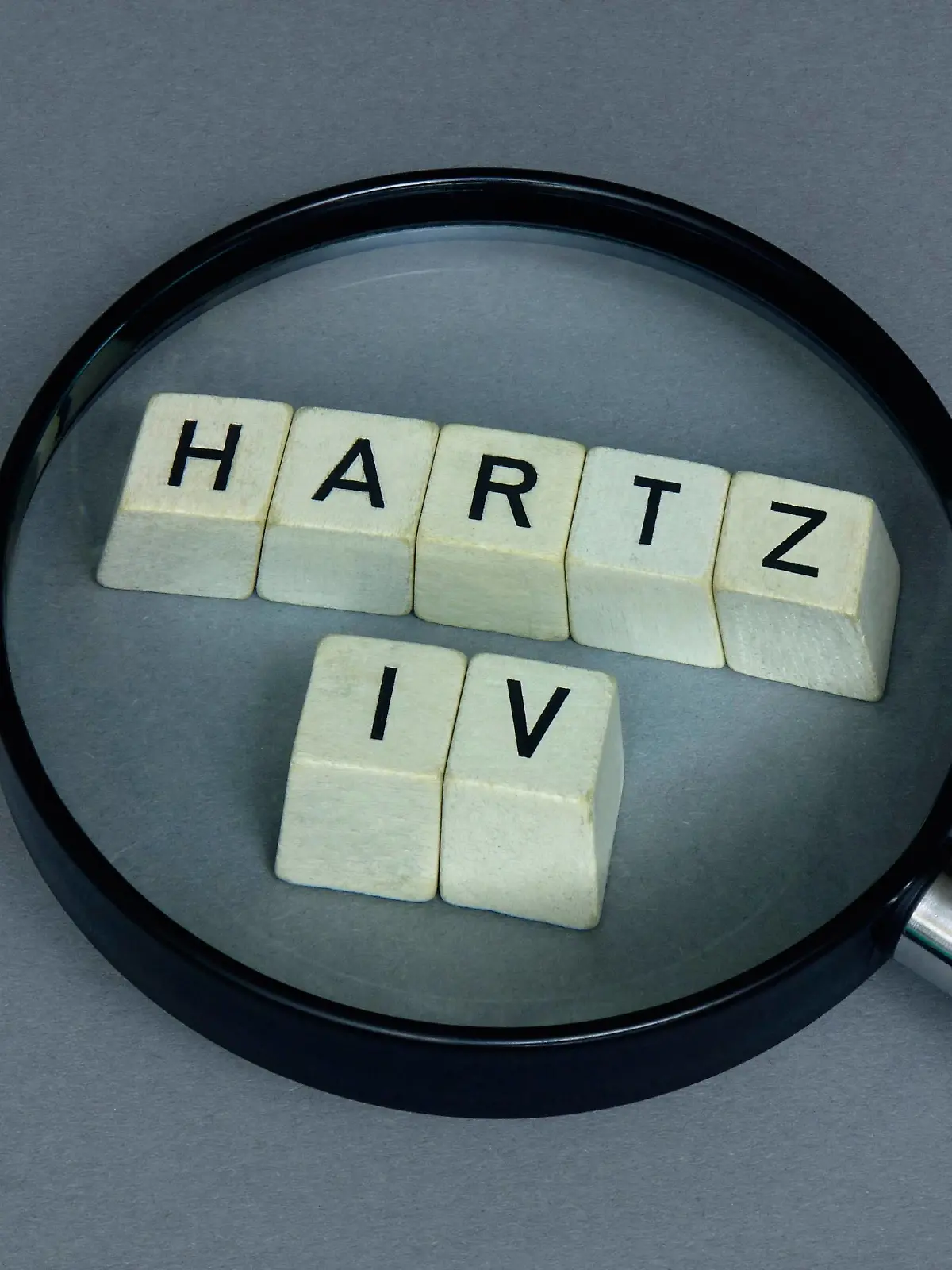  Lupe und Hartz IV Lupe und Hartz IV, 07.05.2019, Borkwalde, Brandenburg, Eine Lupe liegt auf Buchstabenwürfeln mit dem Wort Hartz IV. *** Lupe and Hartz IV Lupe and Hartz IV 07 05 2019 Borkwalde Brandenburg A magnifying glass lies on cubes of letters with the word Hartz IV