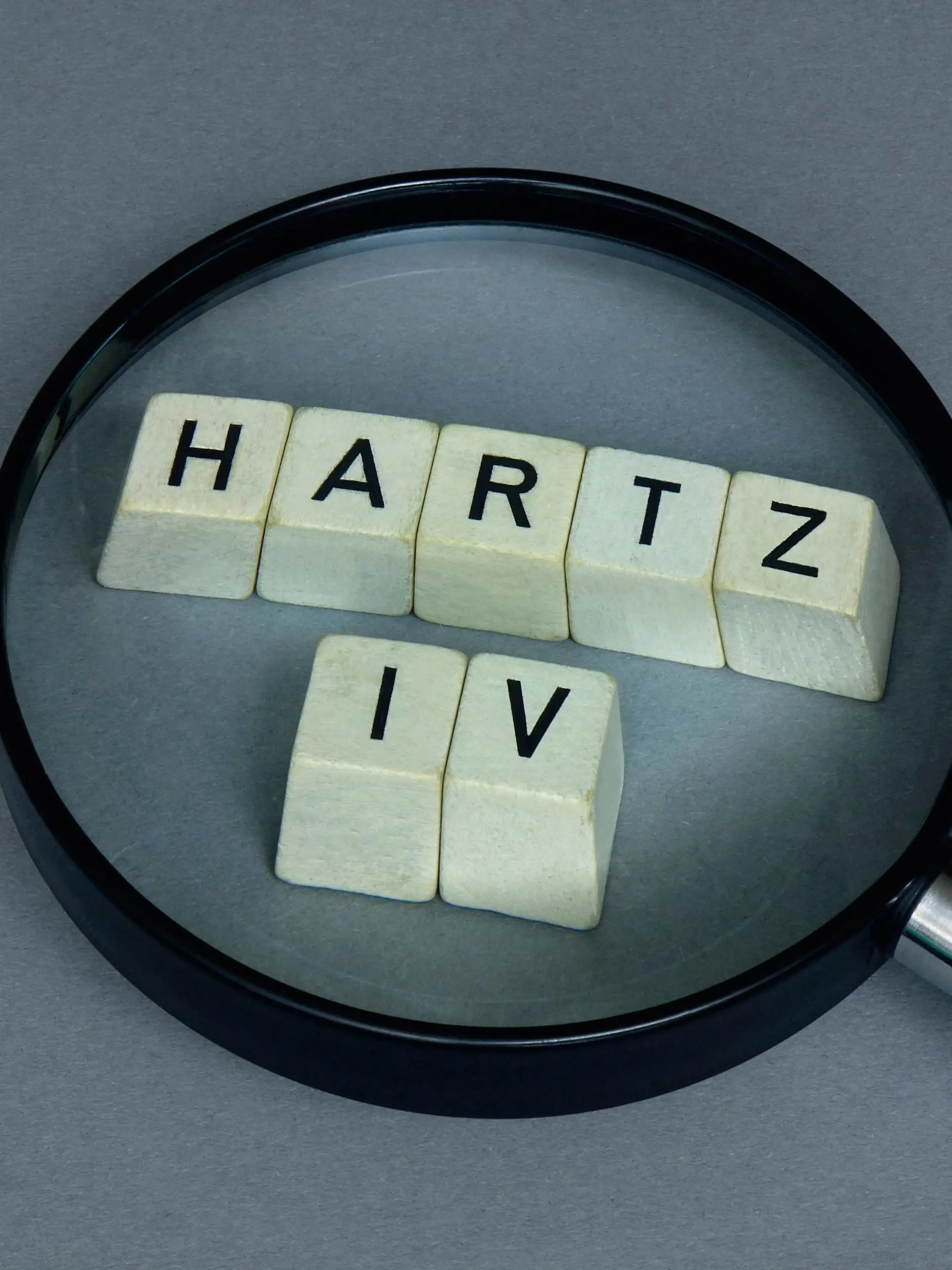  Lupe und Hartz IV Lupe und Hartz IV, 07.05.2019, Borkwalde, Brandenburg, Eine Lupe liegt auf Buchstabenwürfeln mit dem Wort Hartz IV. *** Lupe and Hartz IV Lupe and Hartz IV 07 05 2019 Borkwalde Brandenburg A magnifying glass lies on cubes of letters with the word Hartz IV