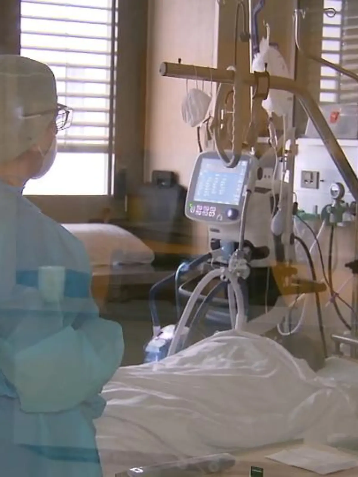 Die Angestellten des Kreisklinikums Groß-Gerau stehen an vorderster Front wenn es darum geht, der vierten Welle der Corona-Pandemie Herr zu werden. Gerade hier zeigen sich die enormen Ausmaße der stetig steigenden Infektionszahlen. „Sie hätten vor einer Woche kommen sollen, da war das hier quasi eine Palliativstation“, erzählt uns die Intensivschwester Martina Volland.