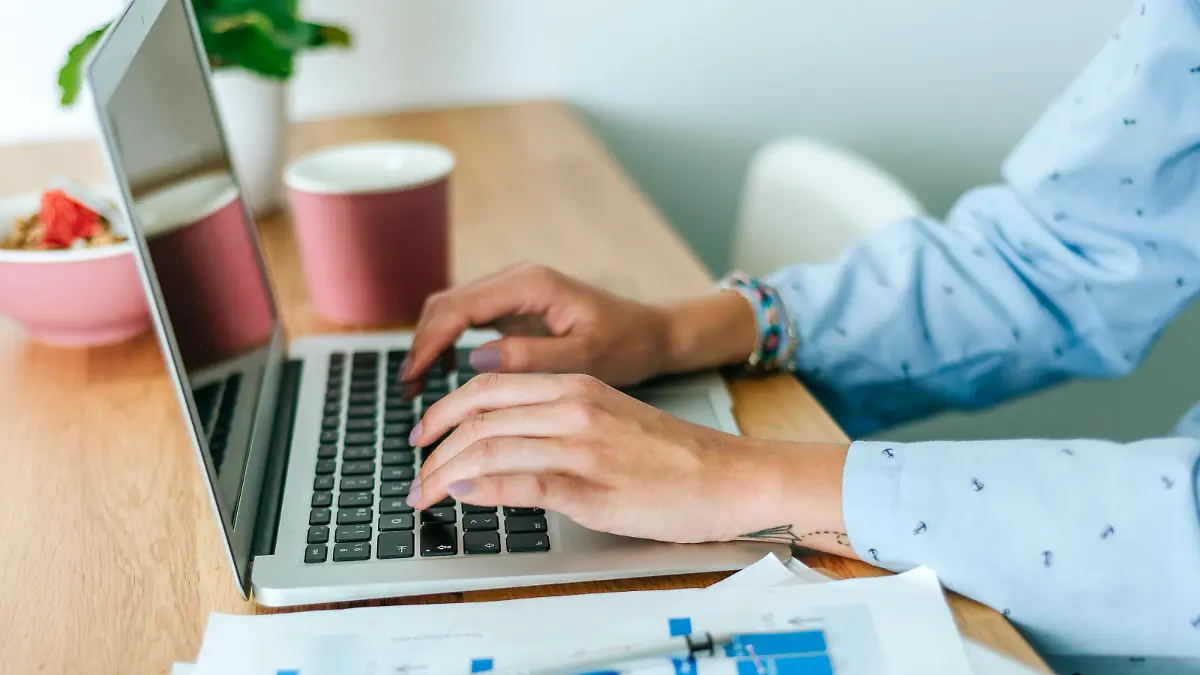 Close-up of woman using laptop at home model released Symbolfoto property released PUBLICATIONxINxGERxSUIxAUTxHUNxONLY KIJF02540
