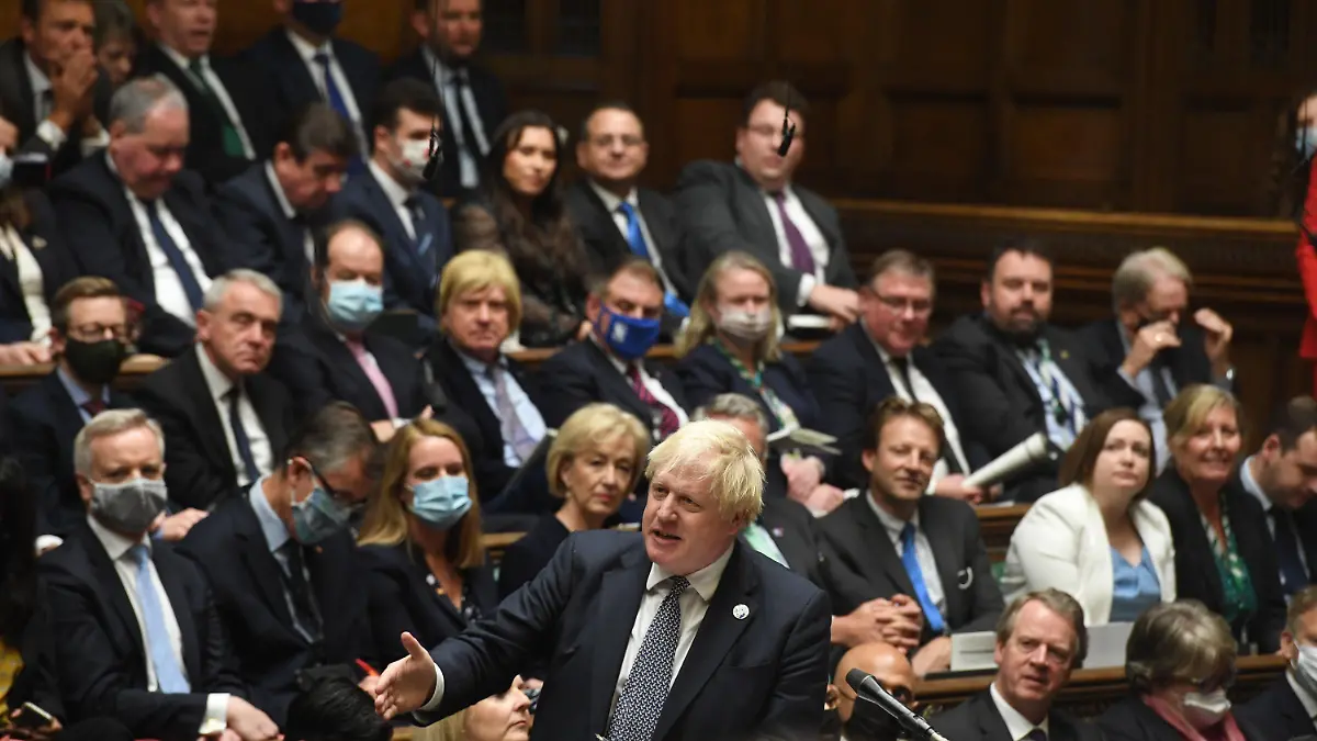 HANDOUT - 27.10.2021, Großbritannien, London: Vom britischen Parlament herausgegebenes Handout-Foto zeigt Boris Johnson, Premierminister von Großbritannien, bei seiner Rede während der Fragestunde des Premierministers, Prime Minister's Questions, im Unterhaus. Foto: Uk Parliament/Jessica Taylor/PA Media/dpa - ACHTUNG: Nur zur redaktionellen Verwendung im Zusammenhang mit der aktuellen Berichterstattung und nur mit vollständiger Nennung des vorstehenden Credits. Foto darf nicht verändert oder manipuliert werden. Keine Verwendung in den sozialen Medien. Keine Archivierung, kein Verkauf. +++ dpa-Bildfunk +++