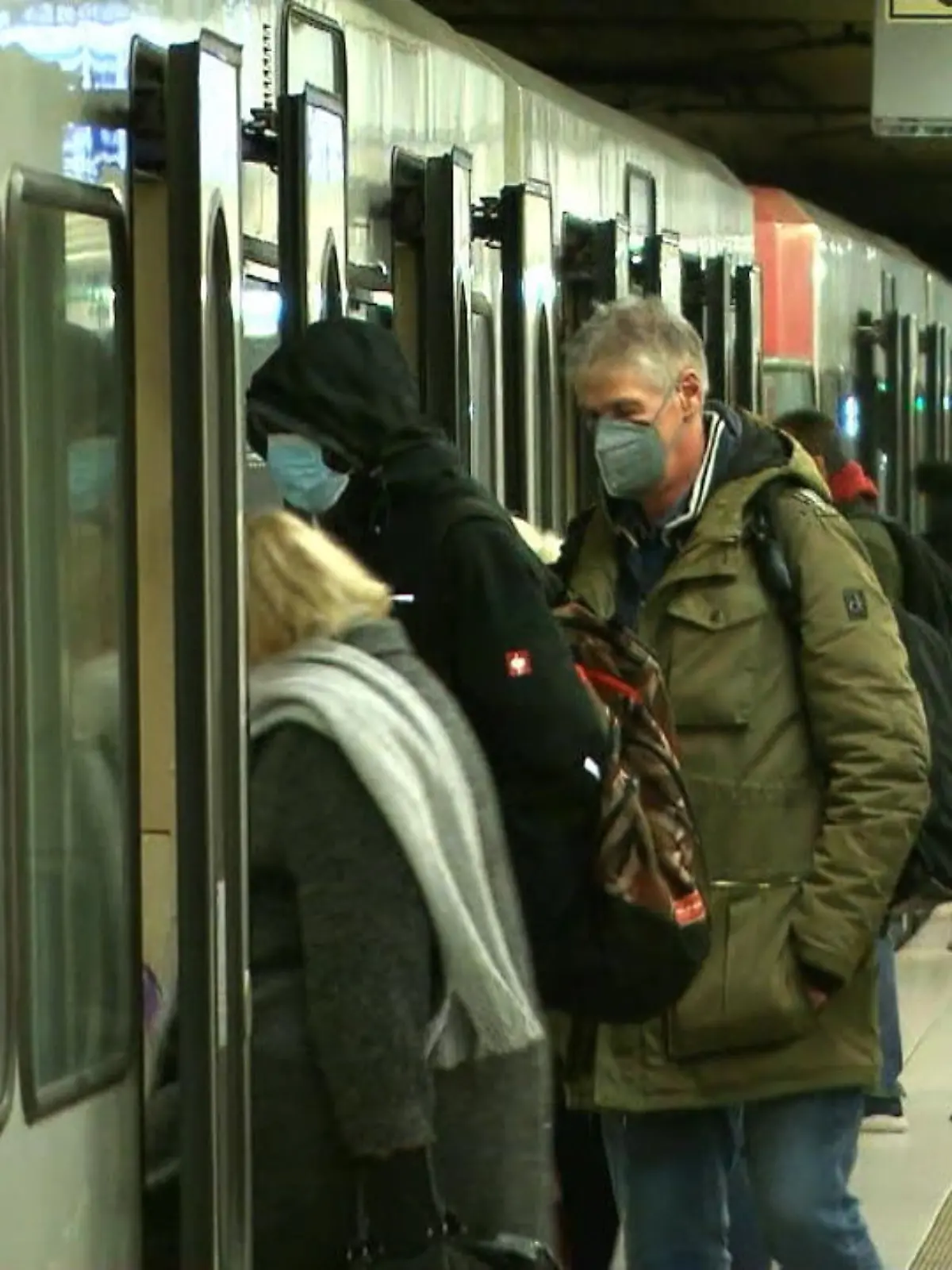 Nur wer gegen Corona geimpft, genesen oder getestet ist, darf noch Bus und Bahn fahren und an seinen Arbeitsplatz. Denn seit Montag gilt das neue Infektionsschutzgesetz, das dort 3G vorschreibt. Die Bundesregierung will so die steigenden Corona-Infektionszahlen in den Griff kriegen – doch wird auch kontrolliert, ob sich alle daran halten? Wir waren in Berlin, Leipzig, Hamburg und Köln unterwegs und haben festgestellt: Das große Chaos ist ausgeblieben – Kontrollen in öffentlichen Verkehrsmitteln aber auch.
