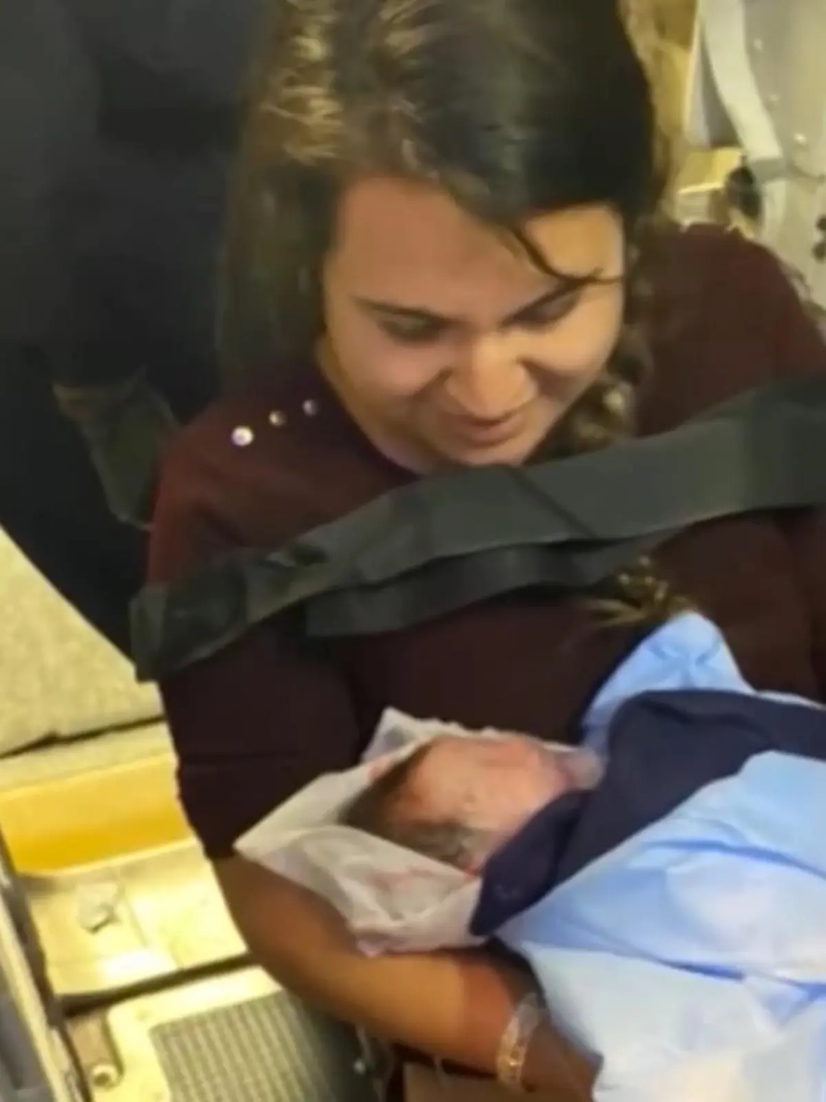 Die hochschwangere Liliana Castaneda Avilia befindet sich auf einem Flug der Delta Airlines Richtung Atlanta - als plötzlich Wehen einsetzen. Viel zu früh - ausgerechnetes Geburtsdatum ist der 23. Dezember. Gott sei Dank befindet sich Feuerwehrfrau Juanetta Nash an Bord und überimmt sofort den Nothebammen-Dienst. Mit Erfolg: Bei der Landung gab es einen gesunden und süßen zusätzlichen Passagier namens Analia an Bord. Wie sich die dramatische Geburt über den Wolken abspielte, sehen Sie im Video!
