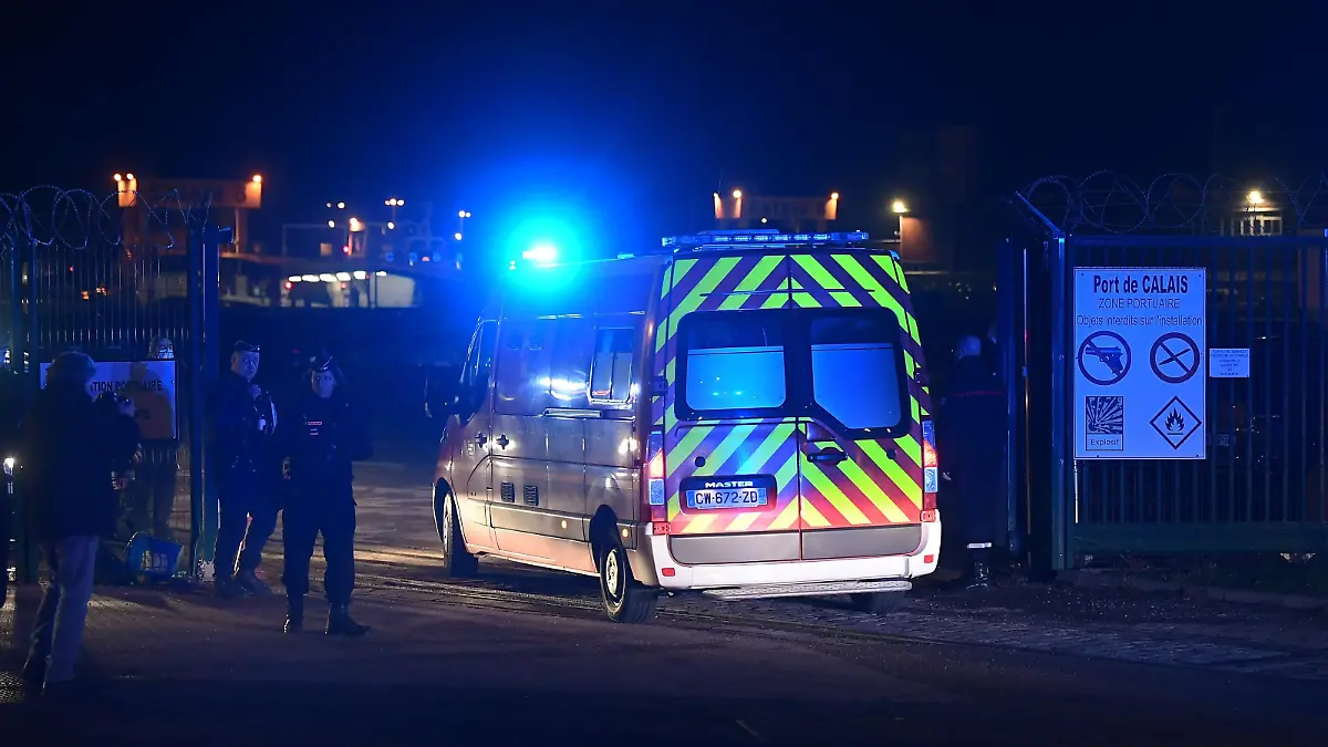 ©PHOTOPQR/VOIX DU NORD/Marc Demeure ; 24/11/2021 ; Naufrage Calais, le 24 /11/2021. Photo MARC DEMEURE / La Voix Du Nord. - Migrants Feared Dead After Boat Capsizes in English Channel The boat, which was carrying the migrants to Britain, capsized near Calais. The French authorities said “many” people had died in the accident.