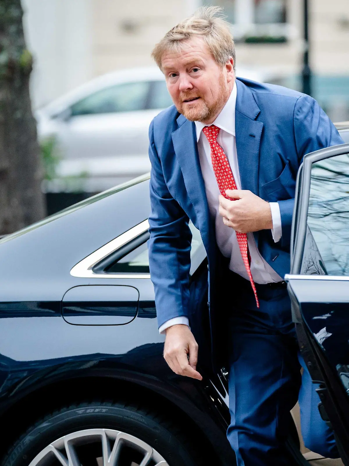 16.11.2021, Niederlande, Den Haag: König Willem-Alexander der Niederlande wird von Autor R. van Stipriaan in der Kloosterkerk begrüßt. Kulturhistoriker van Stipriaan präsentierte König Willem-Alexander seine neue Biografie über Wilhelm I. (Willem van Oranje). Foto: Bart Maat/ANP/dpa +++ dpa-Bildfunk +++