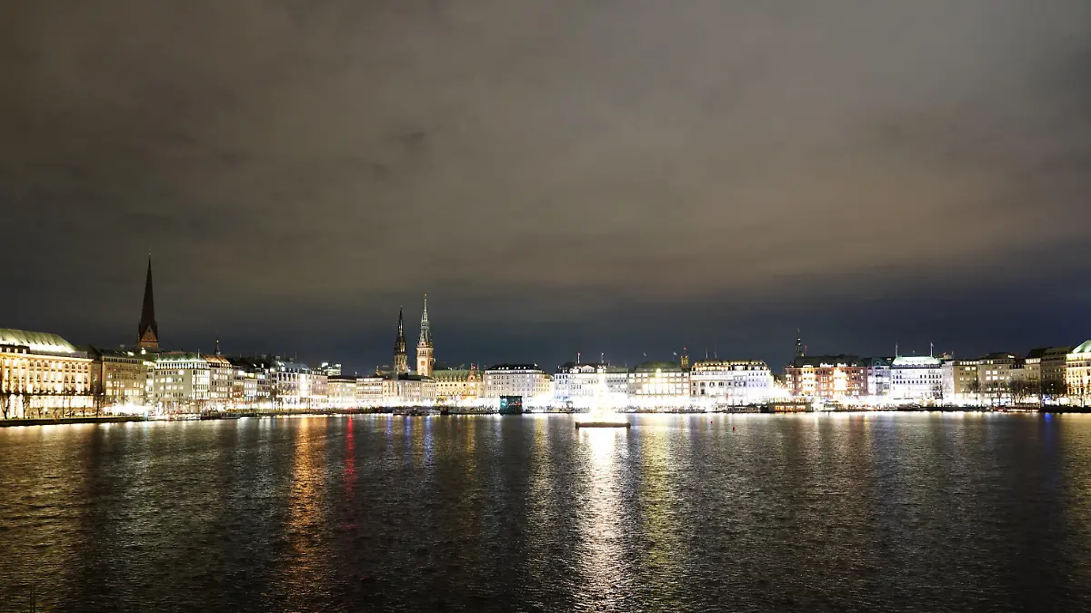 24.11.2021, Hamburg: Die Alstertanne leuchtet auf der Binnenalster. Im Hintergrund ist das Rathaus zu sehen. ist der Michel Foto: Marcus Brandt/dpa +++ dpa-Bildfunk +++